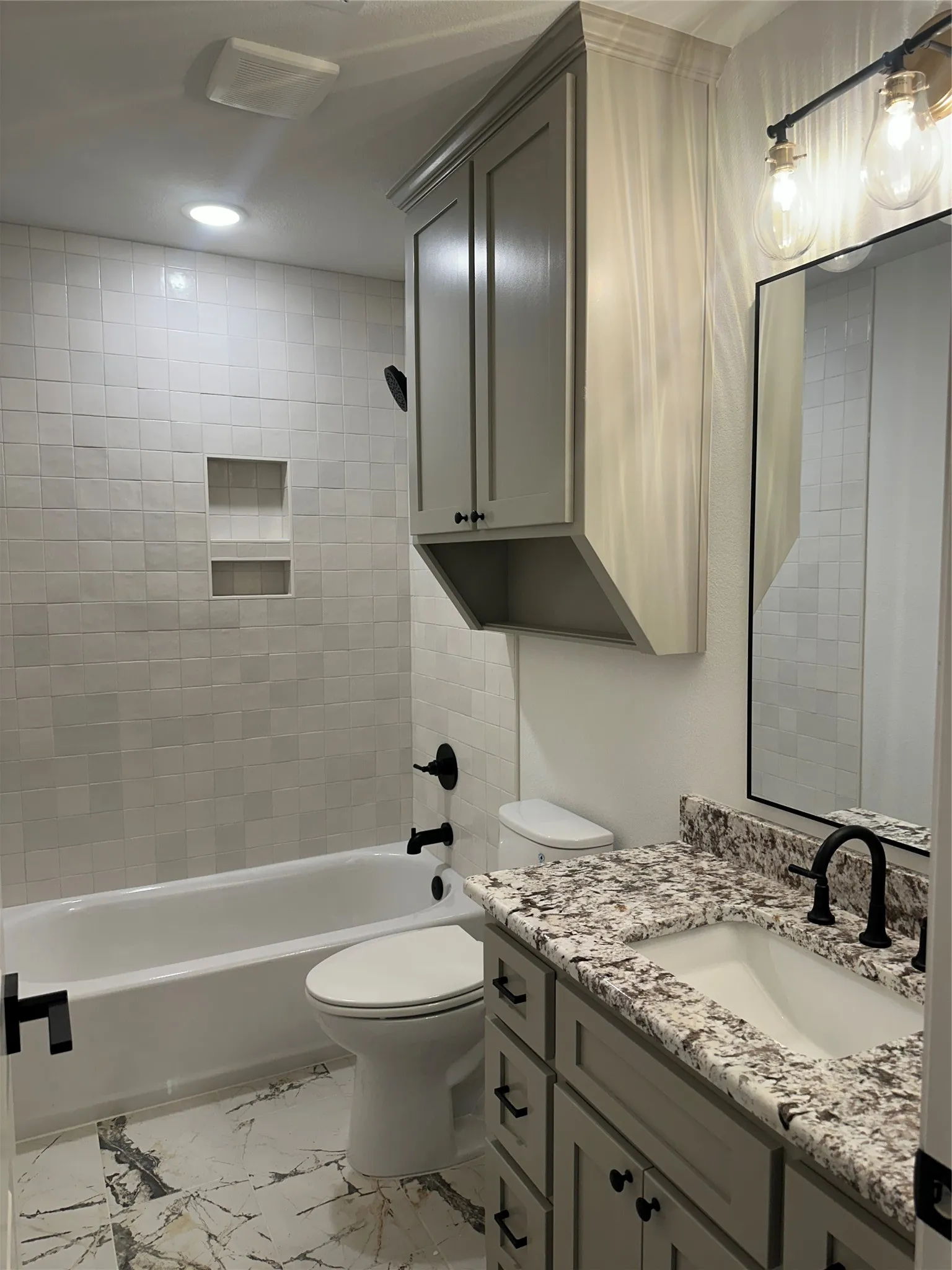 White subway tile shower surround with integrated niche