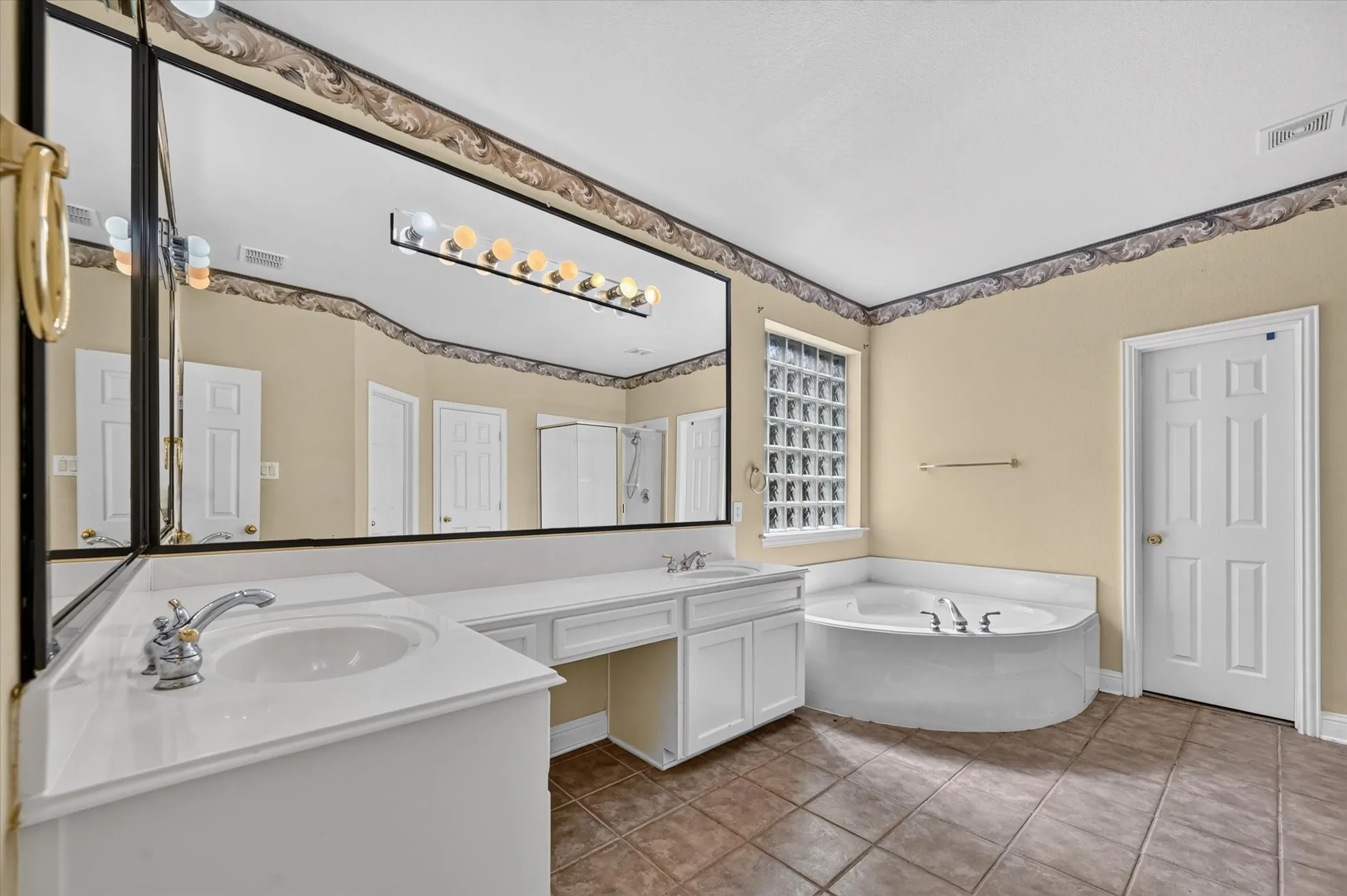 Single Family Residence For Sale in Collin County , 4433 Sanderosa Lane, Richardson, Texas 75082, 5 Bedroom, 4 Bathroom, 3 Garage spaces, 4,084 Sqft, built in 2004, mls#21367322, Real Estate Agent in Richardson, Homes For Sale in Collin county, Homes For Sale in Richardson, Realtor in Richardson Texas, Real Estate Brokerage Independent Realty Texas, Luminita Cordes Realtor