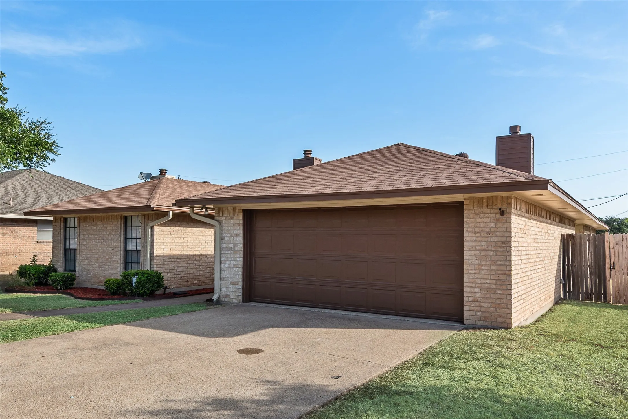 Single Family Residence For Sale in Dallas County , 217 Silver Creek Drive, Duncanville, Texas 75137, 2 Bedroom, 2 Bathroom, 2 Garage spaces, 1,324 Sqft, built in 1980, mls#21367086, Real Estate Agent in Duncanville, Homes For Sale in Dallas county, Homes For Sale in Duncanville, Realtor in Duncanville Texas, Real Estate Brokerage Independent Realty Texas, Luminita Cordes Realtor