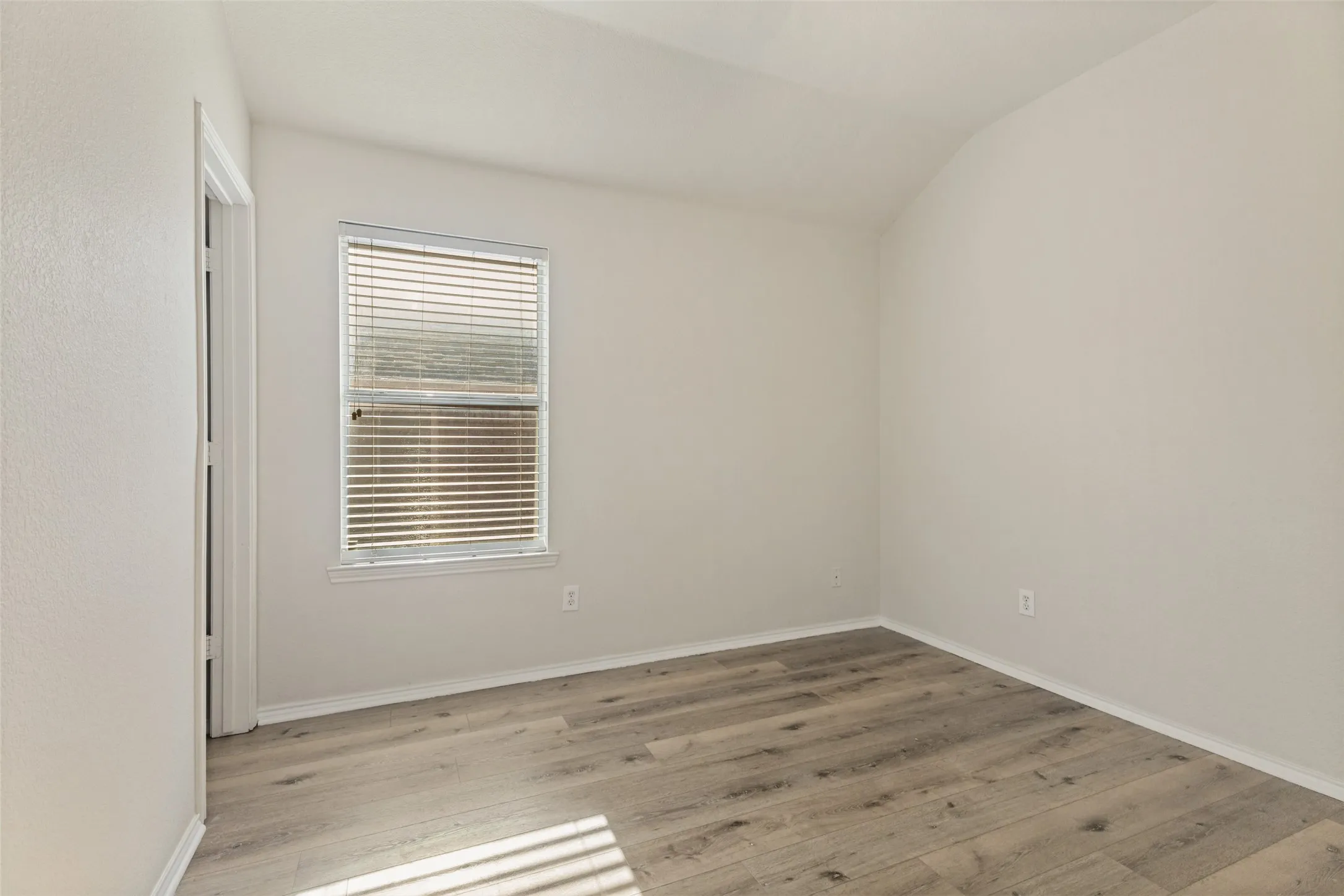 Single Family Residence For Sale in Tarrant County , 3804 Jade Street, Fort Worth, Texas 76244, 3 Bedroom, 2 Bathroom, 2 Garage spaces, 1,529 Sqft, built in 2006, mls#21366601, Real Estate Agent in Fort Worth, Homes For Sale in Tarrant county, Homes For Sale in Fort Worth, Realtor in Fort Worth Texas, Real Estate Brokerage Independent Realty Texas, Luminita Cordes Realtor