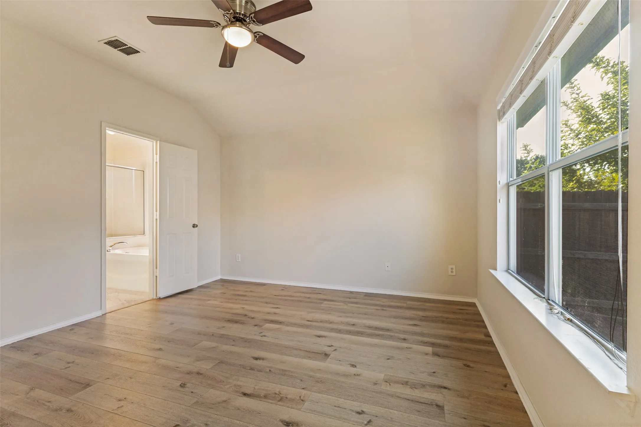 Single Family Residence For Sale in Tarrant County , 3804 Jade Street, Fort Worth, Texas 76244, 3 Bedroom, 2 Bathroom, 2 Garage spaces, 1,529 Sqft, built in 2006, mls#21366601, Real Estate Agent in Fort Worth, Homes For Sale in Tarrant county, Homes For Sale in Fort Worth, Realtor in Fort Worth Texas, Real Estate Brokerage Independent Realty Texas, Luminita Cordes Realtor