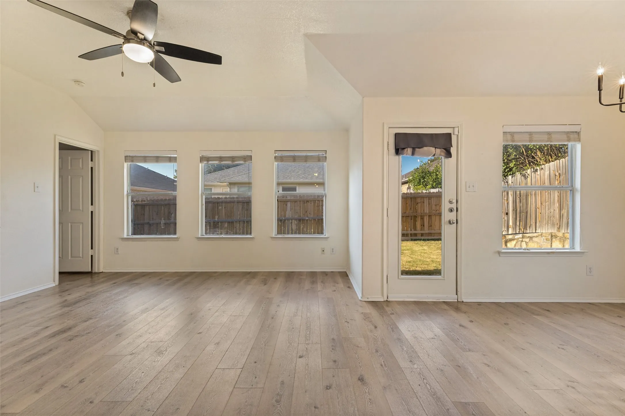 Single Family Residence For Sale in Tarrant County , 3804 Jade Street, Fort Worth, Texas 76244, 3 Bedroom, 2 Bathroom, 2 Garage spaces, 1,529 Sqft, built in 2006, mls#21366601, Real Estate Agent in Fort Worth, Homes For Sale in Tarrant county, Homes For Sale in Fort Worth, Realtor in Fort Worth Texas, Real Estate Brokerage Independent Realty Texas, Luminita Cordes Realtor