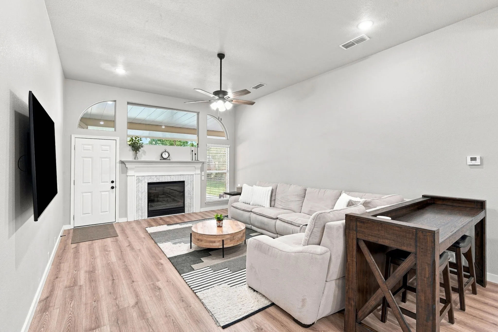 Single Family Residence For Sale in Tarrant County , 711 Coal Creek Drive, Mansfield, Texas 76063, 4 Bedroom, 2 Bathroom, 3 Garage spaces, 2,482 Sqft, built in 1996, mls#21367368, Real Estate Agent in Mansfield, Homes For Sale in Tarrant county, Homes For Sale in Mansfield, Realtor in Mansfield Texas, Real Estate Brokerage Independent Realty Texas, Luminita Cordes Realtor