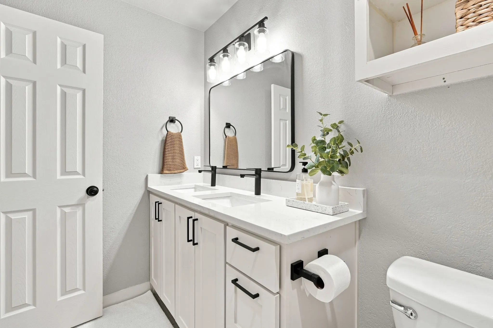 Hall bathroom for guests and located near secondary bedrooms.  Tastefully updated.
