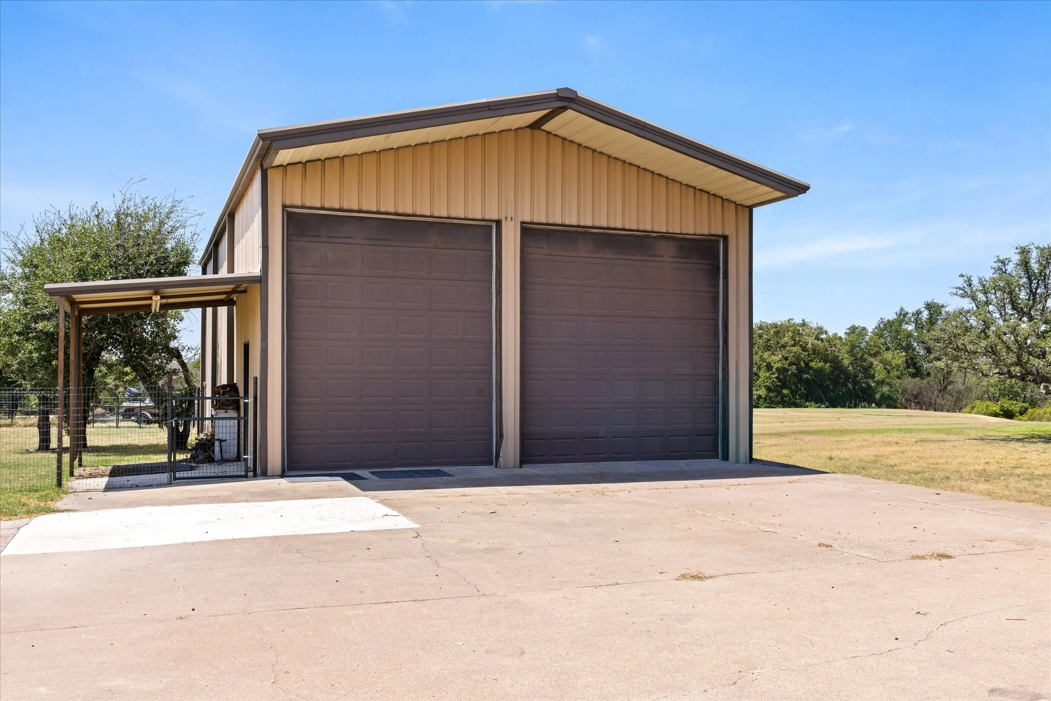 Single Family Residence For Sale in Parker County , 6032 Fm 1886, Azle, Texas 76020, 3 Bedroom, 2 Bathroom, Garage spaces, 2,550 Sqft, built in 1987, mls#21345731, Real Estate Agent in Azle, Homes For Sale in Parker county, Homes For Sale in Azle, Realtor in Azle Texas, Real Estate Brokerage Independent Realty Texas, Luminita Cordes Realtor