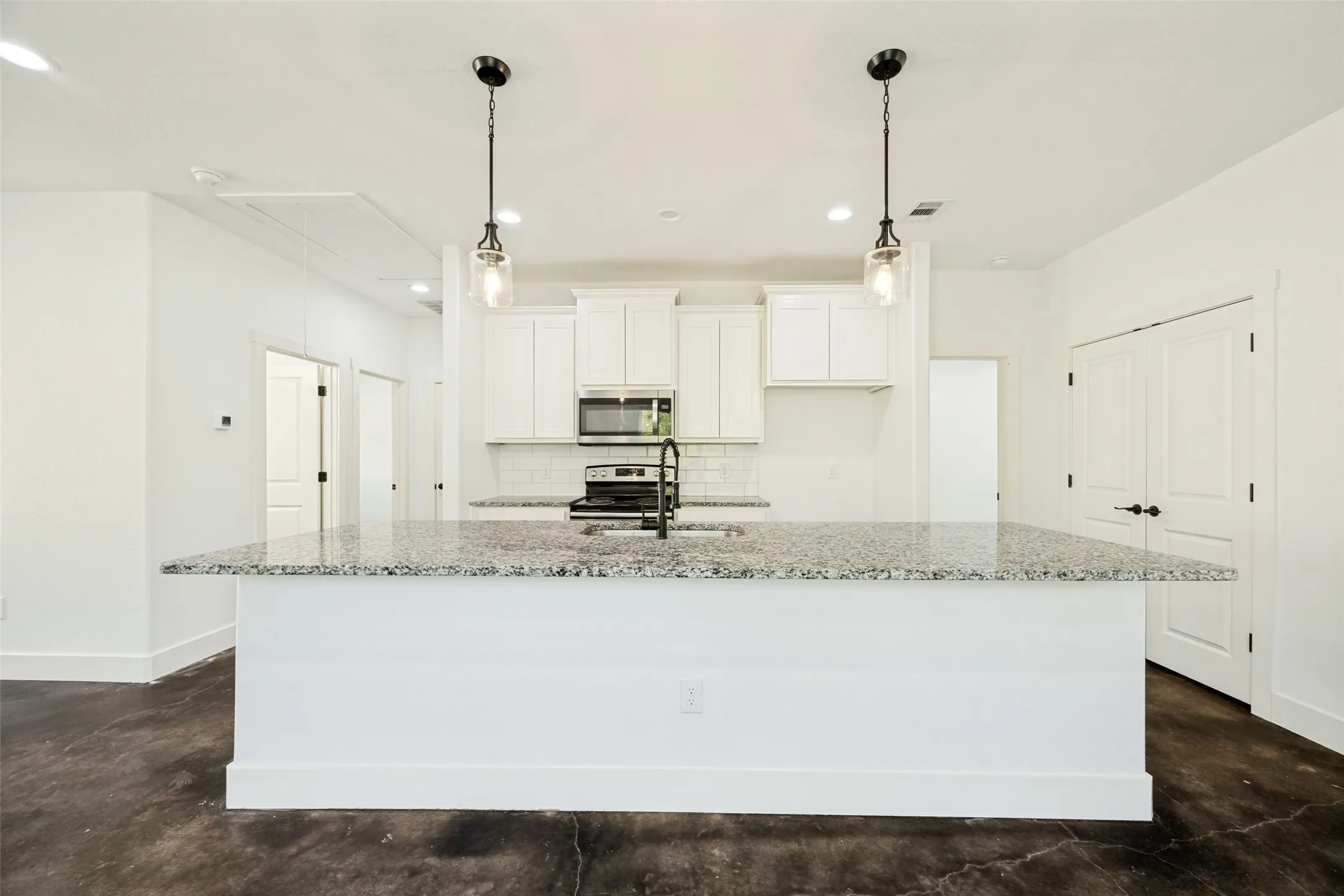 Single Family Residence For Sale in Grayson County , 722 E Woodard Street, Denison, Texas 75021, 3 Bedroom, 2 Bathroom, Garage spaces, 1,150 Sqft, built in 2021, mls#21367376, Real Estate Agent in Denison, Homes For Sale in Grayson county, Homes For Sale in Denison, Realtor in Denison Texas, Real Estate Brokerage Independent Realty Texas, Luminita Cordes Realtor
