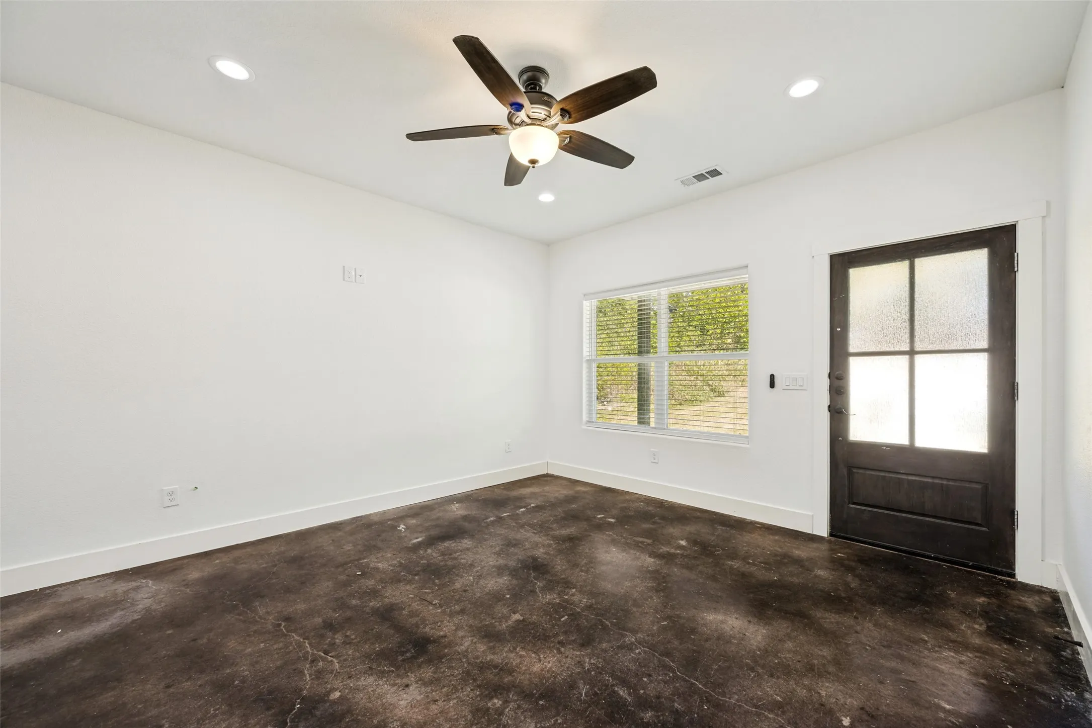 Single Family Residence For Sale in Grayson County , 722 E Woodard Street, Denison, Texas 75021, 3 Bedroom, 2 Bathroom, Garage spaces, 1,150 Sqft, built in 2021, mls#21367376, Real Estate Agent in Denison, Homes For Sale in Grayson county, Homes For Sale in Denison, Realtor in Denison Texas, Real Estate Brokerage Independent Realty Texas, Luminita Cordes Realtor