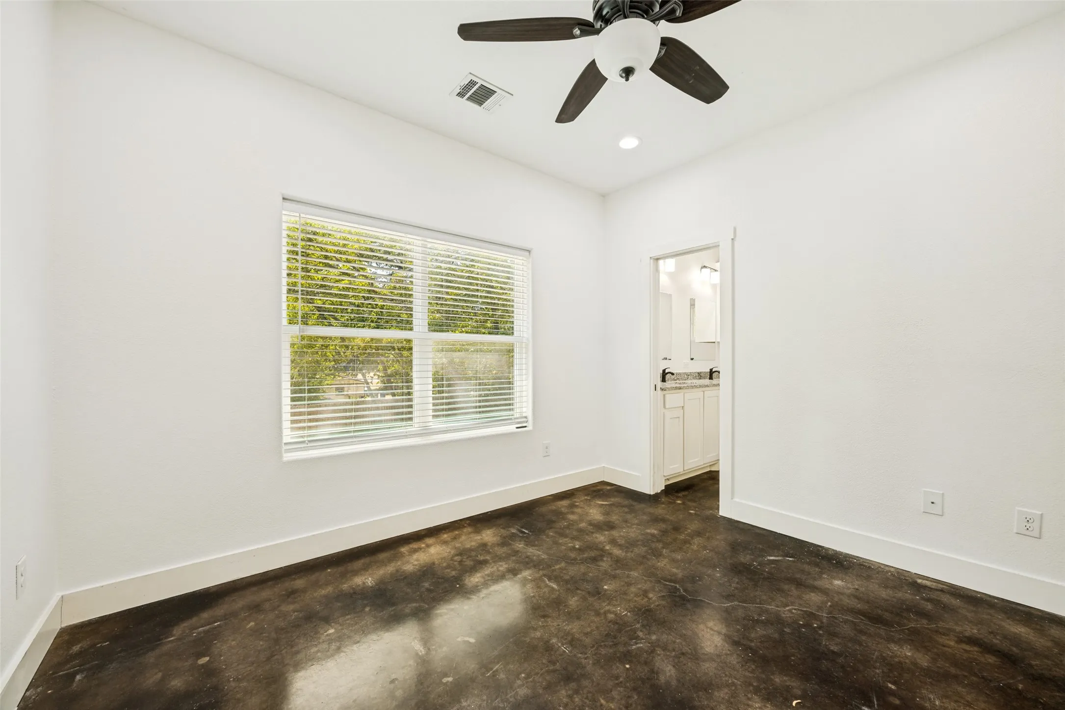 Single Family Residence For Sale in Grayson County , 722 E Woodard Street, Denison, Texas 75021, 3 Bedroom, 2 Bathroom, Garage spaces, 1,150 Sqft, built in 2021, mls#21367376, Real Estate Agent in Denison, Homes For Sale in Grayson county, Homes For Sale in Denison, Realtor in Denison Texas, Real Estate Brokerage Independent Realty Texas, Luminita Cordes Realtor