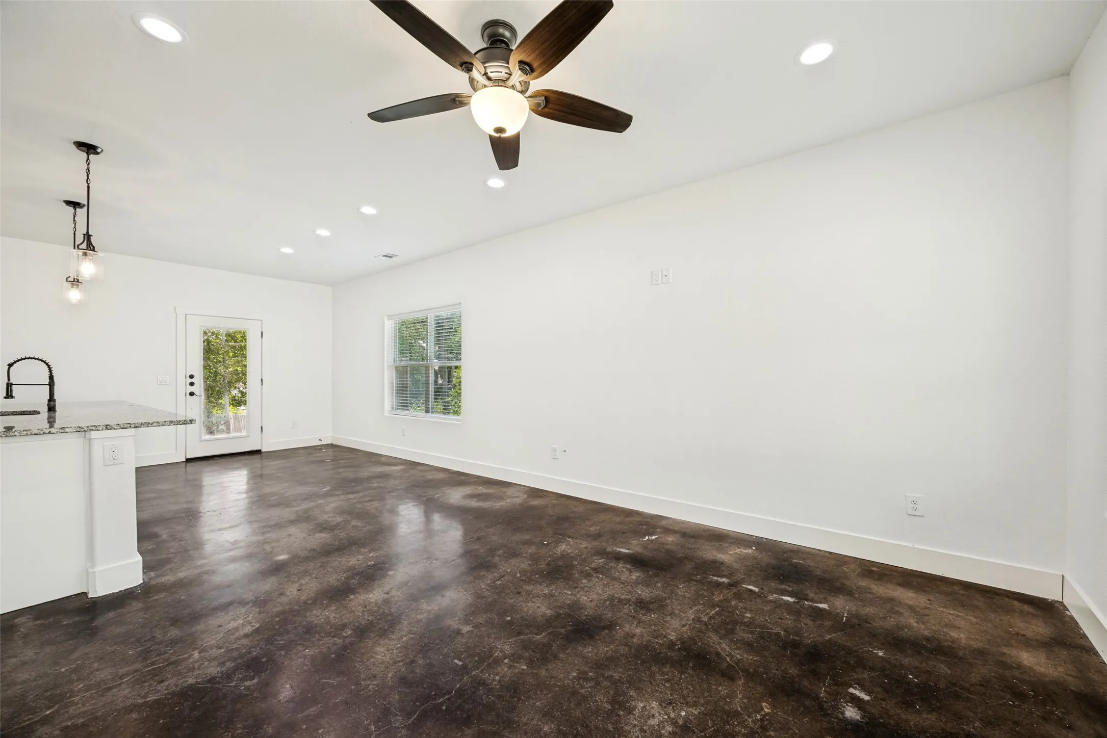 Single Family Residence For Sale in Grayson County , 722 E Woodard Street, Denison, Texas 75021, 3 Bedroom, 2 Bathroom, Garage spaces, 1,150 Sqft, built in 2021, mls#21367376, Real Estate Agent in Denison, Homes For Sale in Grayson county, Homes For Sale in Denison, Realtor in Denison Texas, Real Estate Brokerage Independent Realty Texas, Luminita Cordes Realtor
