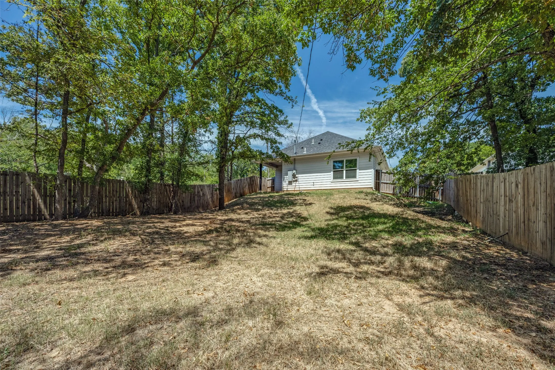 Single Family Residence For Sale in Grayson County , 722 E Woodard Street, Denison, Texas 75021, 3 Bedroom, 2 Bathroom, Garage spaces, 1,150 Sqft, built in 2021, mls#21367376, Real Estate Agent in Denison, Homes For Sale in Grayson county, Homes For Sale in Denison, Realtor in Denison Texas, Real Estate Brokerage Independent Realty Texas, Luminita Cordes Realtor