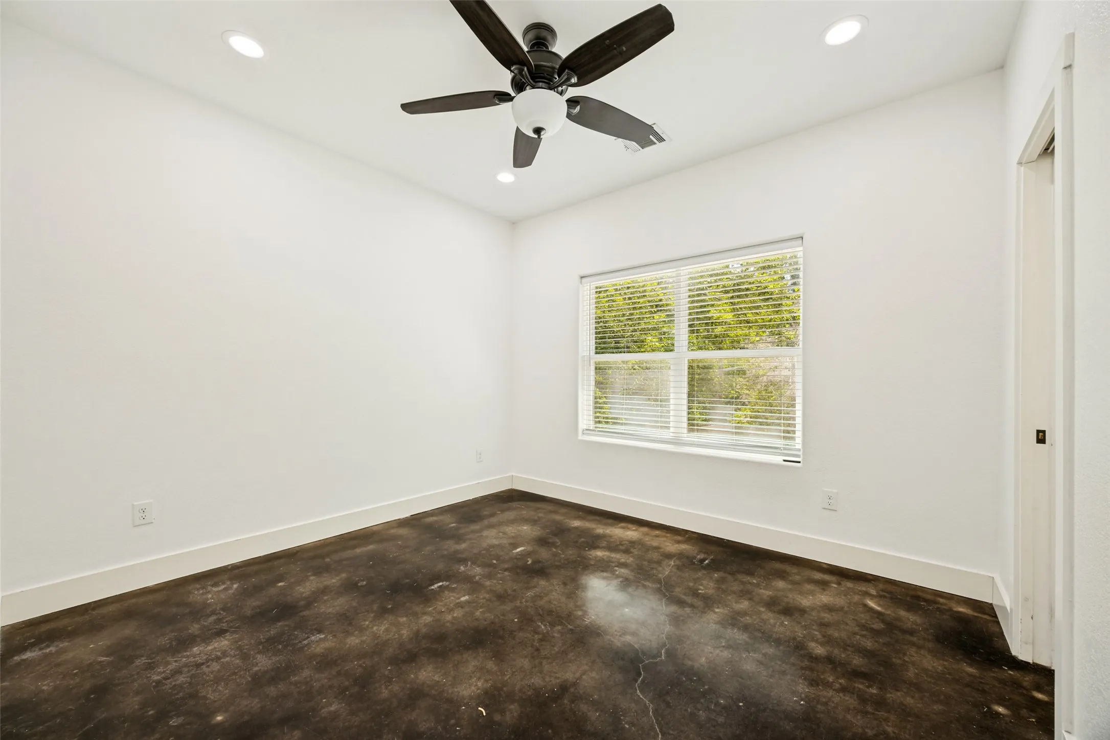 Single Family Residence For Sale in Grayson County , 722 E Woodard Street, Denison, Texas 75021, 3 Bedroom, 2 Bathroom, Garage spaces, 1,150 Sqft, built in 2021, mls#21367376, Real Estate Agent in Denison, Homes For Sale in Grayson county, Homes For Sale in Denison, Realtor in Denison Texas, Real Estate Brokerage Independent Realty Texas, Luminita Cordes Realtor