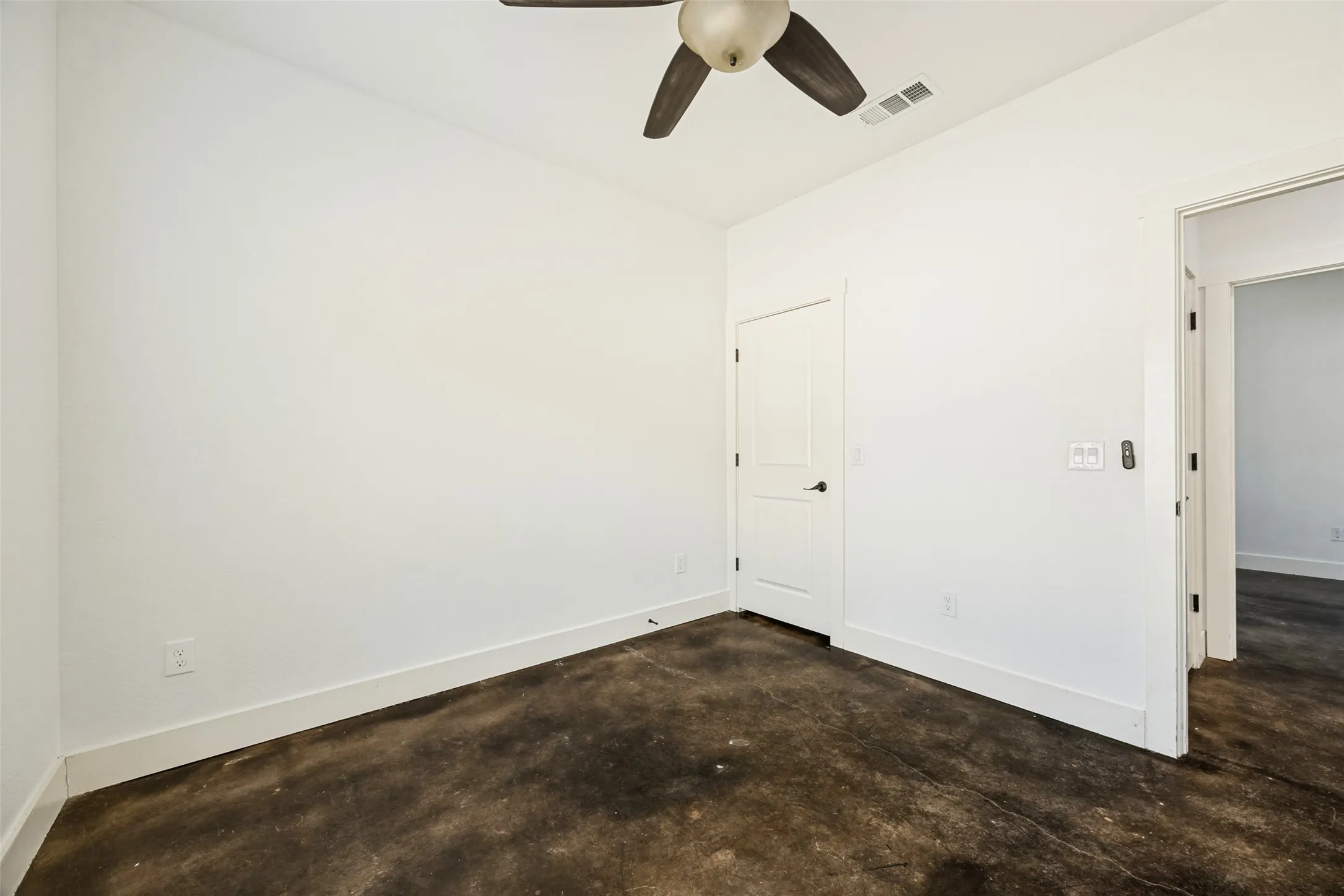 Single Family Residence For Sale in Grayson County , 722 E Woodard Street, Denison, Texas 75021, 3 Bedroom, 2 Bathroom, Garage spaces, 1,150 Sqft, built in 2021, mls#21367376, Real Estate Agent in Denison, Homes For Sale in Grayson county, Homes For Sale in Denison, Realtor in Denison Texas, Real Estate Brokerage Independent Realty Texas, Luminita Cordes Realtor