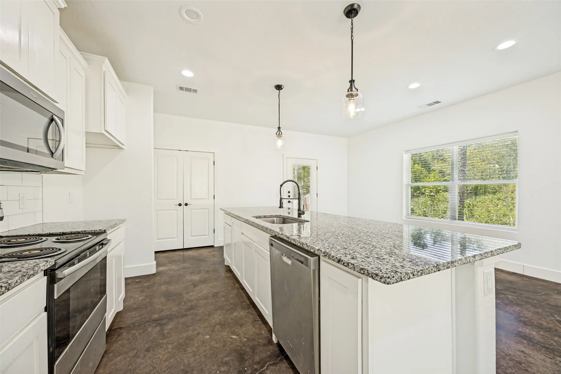Single Family Residence For Sale in Grayson County , 722 E Woodard Street, Denison, Texas 75021, 3 Bedroom, 2 Bathroom, Garage spaces, 1,150 Sqft, built in 2021, mls#21367376, Real Estate Agent in Denison, Homes For Sale in Grayson county, Homes For Sale in Denison, Realtor in Denison Texas, Real Estate Brokerage Independent Realty Texas, Luminita Cordes Realtor