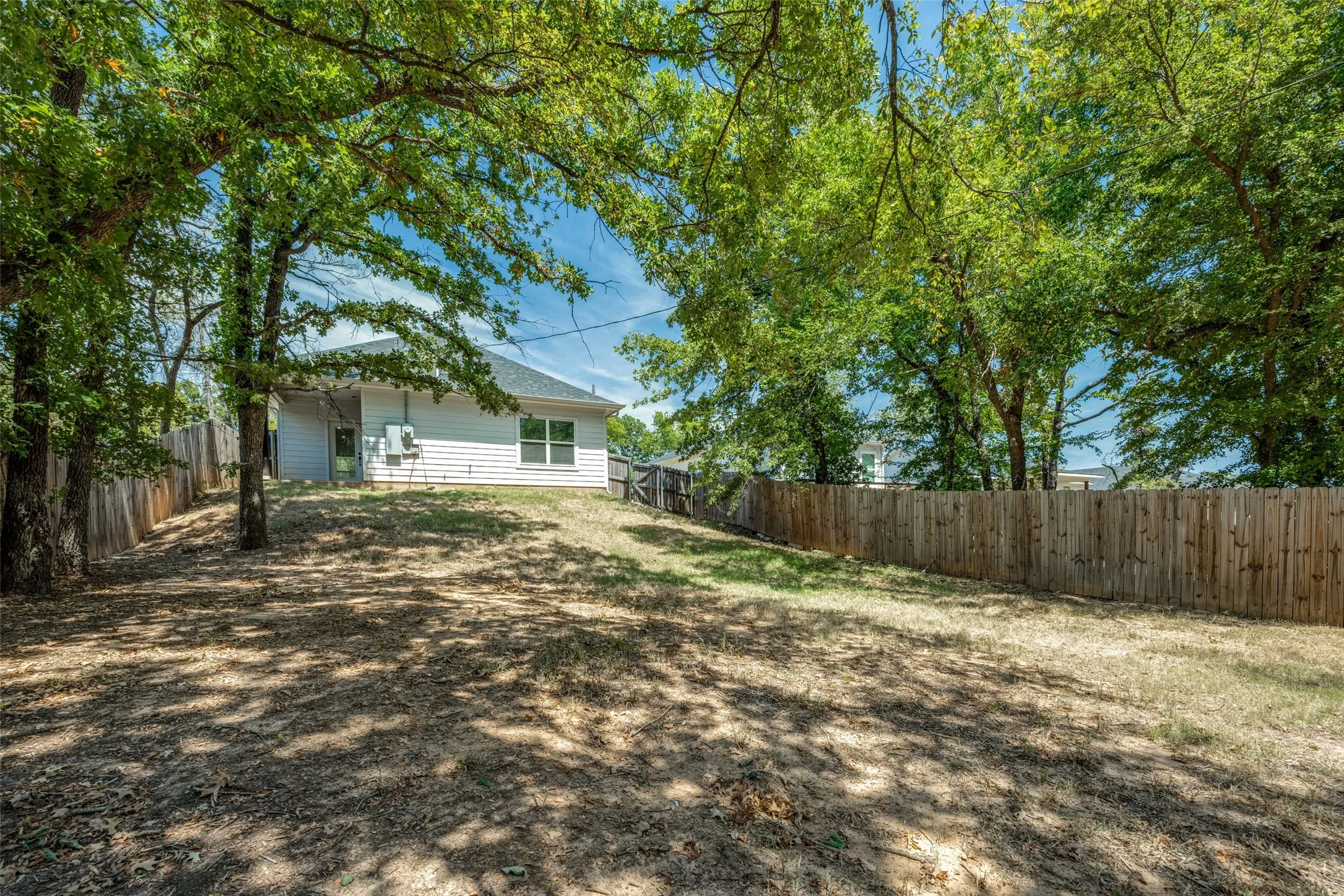 Single Family Residence For Sale in Grayson County , 722 E Woodard Street, Denison, Texas 75021, 3 Bedroom, 2 Bathroom, Garage spaces, 1,150 Sqft, built in 2021, mls#21367376, Real Estate Agent in Denison, Homes For Sale in Grayson county, Homes For Sale in Denison, Realtor in Denison Texas, Real Estate Brokerage Independent Realty Texas, Luminita Cordes Realtor