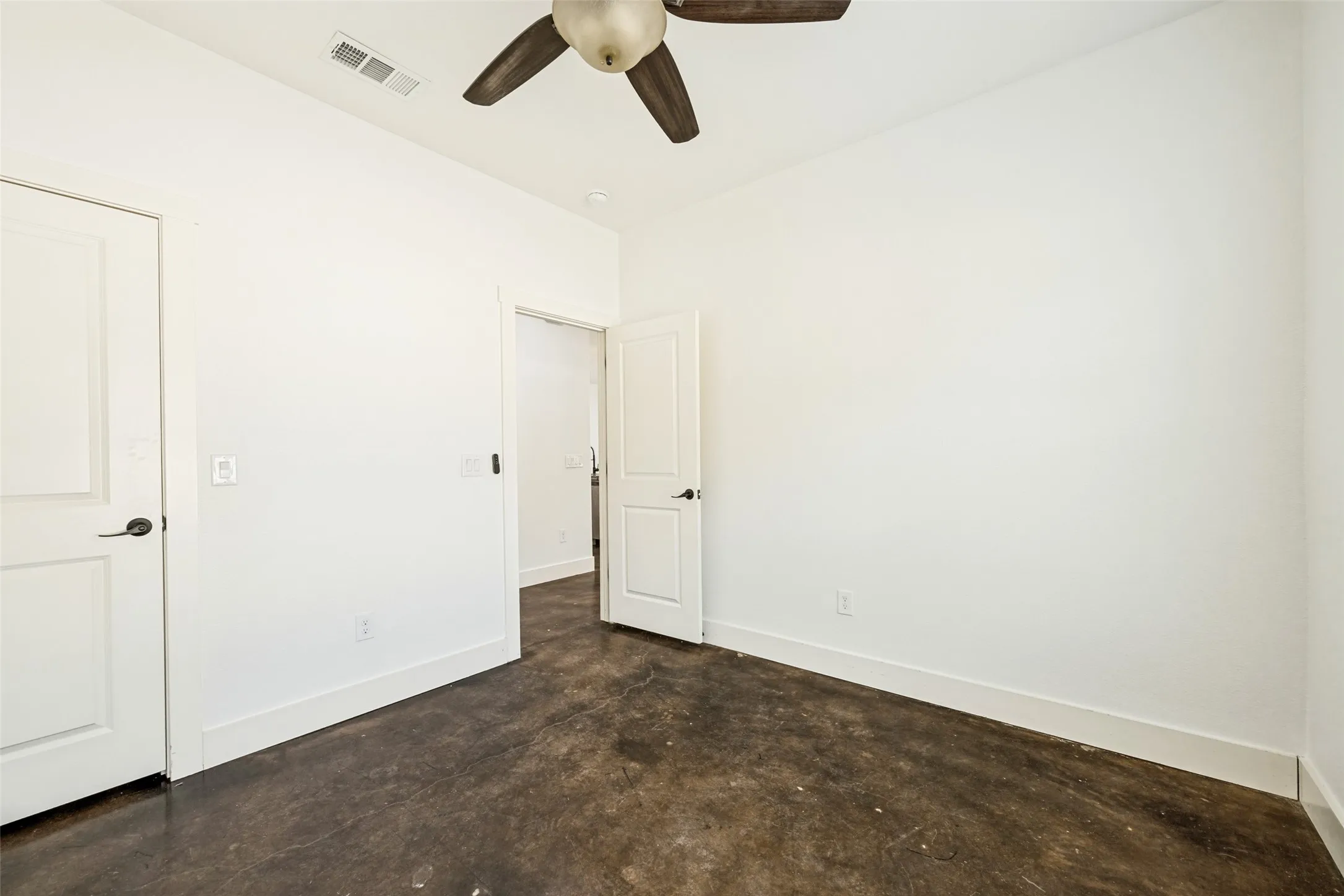 Single Family Residence For Sale in Grayson County , 722 E Woodard Street, Denison, Texas 75021, 3 Bedroom, 2 Bathroom, Garage spaces, 1,150 Sqft, built in 2021, mls#21367376, Real Estate Agent in Denison, Homes For Sale in Grayson county, Homes For Sale in Denison, Realtor in Denison Texas, Real Estate Brokerage Independent Realty Texas, Luminita Cordes Realtor