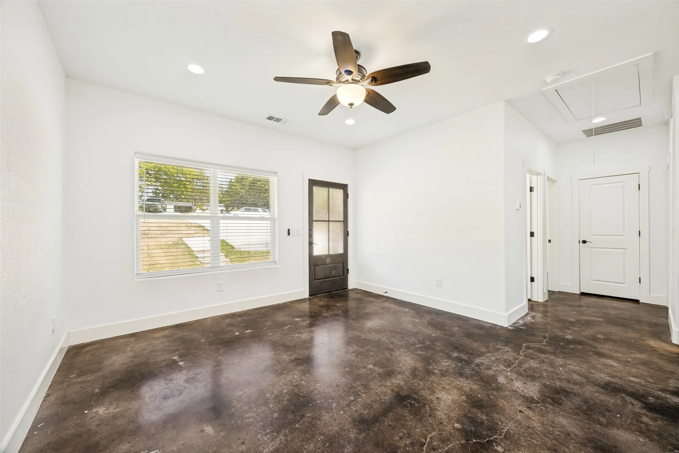 Single Family Residence For Sale in Grayson County , 722 E Woodard Street, Denison, Texas 75021, 3 Bedroom, 2 Bathroom, Garage spaces, 1,150 Sqft, built in 2021, mls#21367376, Real Estate Agent in Denison, Homes For Sale in Grayson county, Homes For Sale in Denison, Realtor in Denison Texas, Real Estate Brokerage Independent Realty Texas, Luminita Cordes Realtor