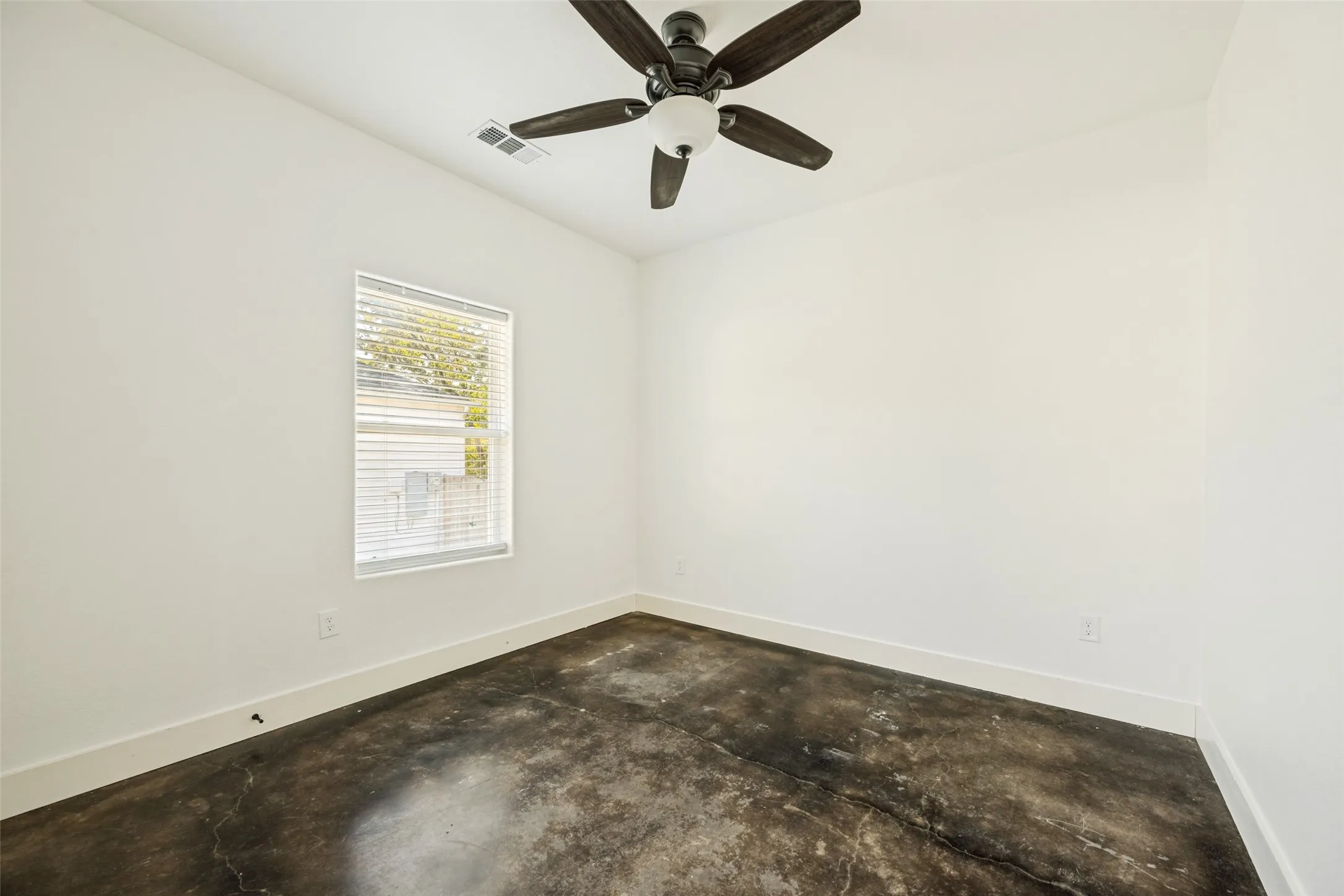 Single Family Residence For Sale in Grayson County , 722 E Woodard Street, Denison, Texas 75021, 3 Bedroom, 2 Bathroom, Garage spaces, 1,150 Sqft, built in 2021, mls#21367376, Real Estate Agent in Denison, Homes For Sale in Grayson county, Homes For Sale in Denison, Realtor in Denison Texas, Real Estate Brokerage Independent Realty Texas, Luminita Cordes Realtor