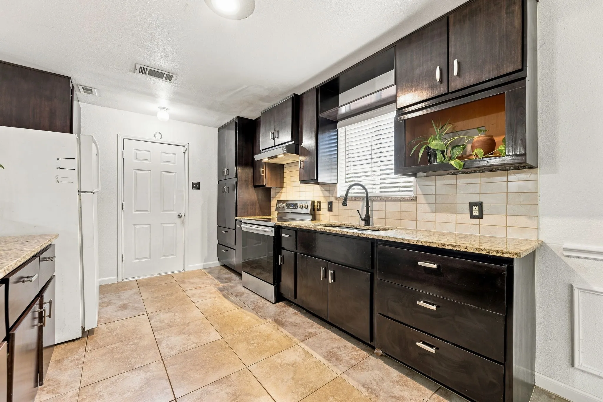 Single Family Residence For Sale in Tarrant County , 2505 Cloverdale Street, Arlington, Texas 76010, 3 Bedroom, 2 Bathroom, 2 Garage spaces, 1,444 Sqft, built in 2001, mls#21367351, Real Estate Agent in Arlington, Homes For Sale in Tarrant county, Homes For Sale in Arlington, Realtor in Arlington Texas, Real Estate Brokerage Independent Realty Texas, Luminita Cordes Realtor