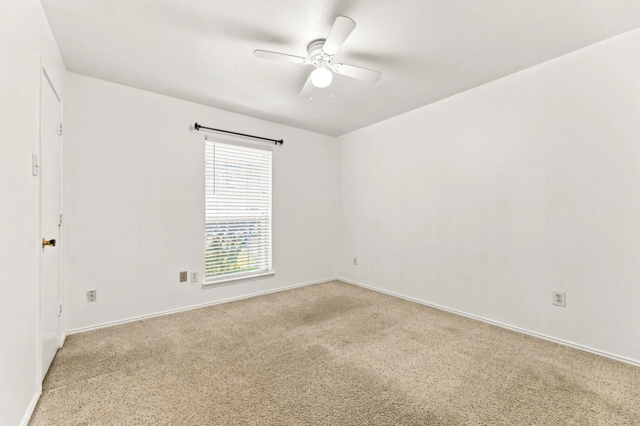 Single Family Residence For Sale in Tarrant County , 2505 Cloverdale Street, Arlington, Texas 76010, 3 Bedroom, 2 Bathroom, 2 Garage spaces, 1,444 Sqft, built in 2001, mls#21367351, Real Estate Agent in Arlington, Homes For Sale in Tarrant county, Homes For Sale in Arlington, Realtor in Arlington Texas, Real Estate Brokerage Independent Realty Texas, Luminita Cordes Realtor