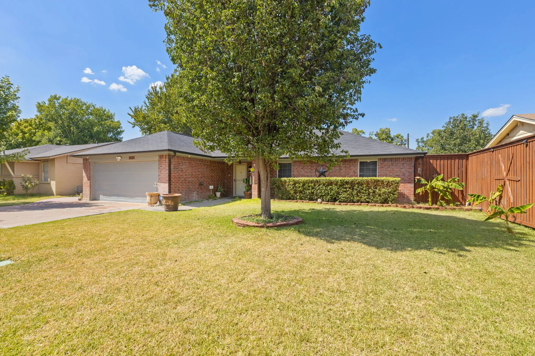 Single Family Residence For Sale in Tarrant County , 2505 Cloverdale Street, Arlington, Texas 76010, 3 Bedroom, 2 Bathroom, 2 Garage spaces, 1,444 Sqft, built in 2001, mls#21367351, Real Estate Agent in Arlington, Homes For Sale in Tarrant county, Homes For Sale in Arlington, Realtor in Arlington Texas, Real Estate Brokerage Independent Realty Texas, Luminita Cordes Realtor