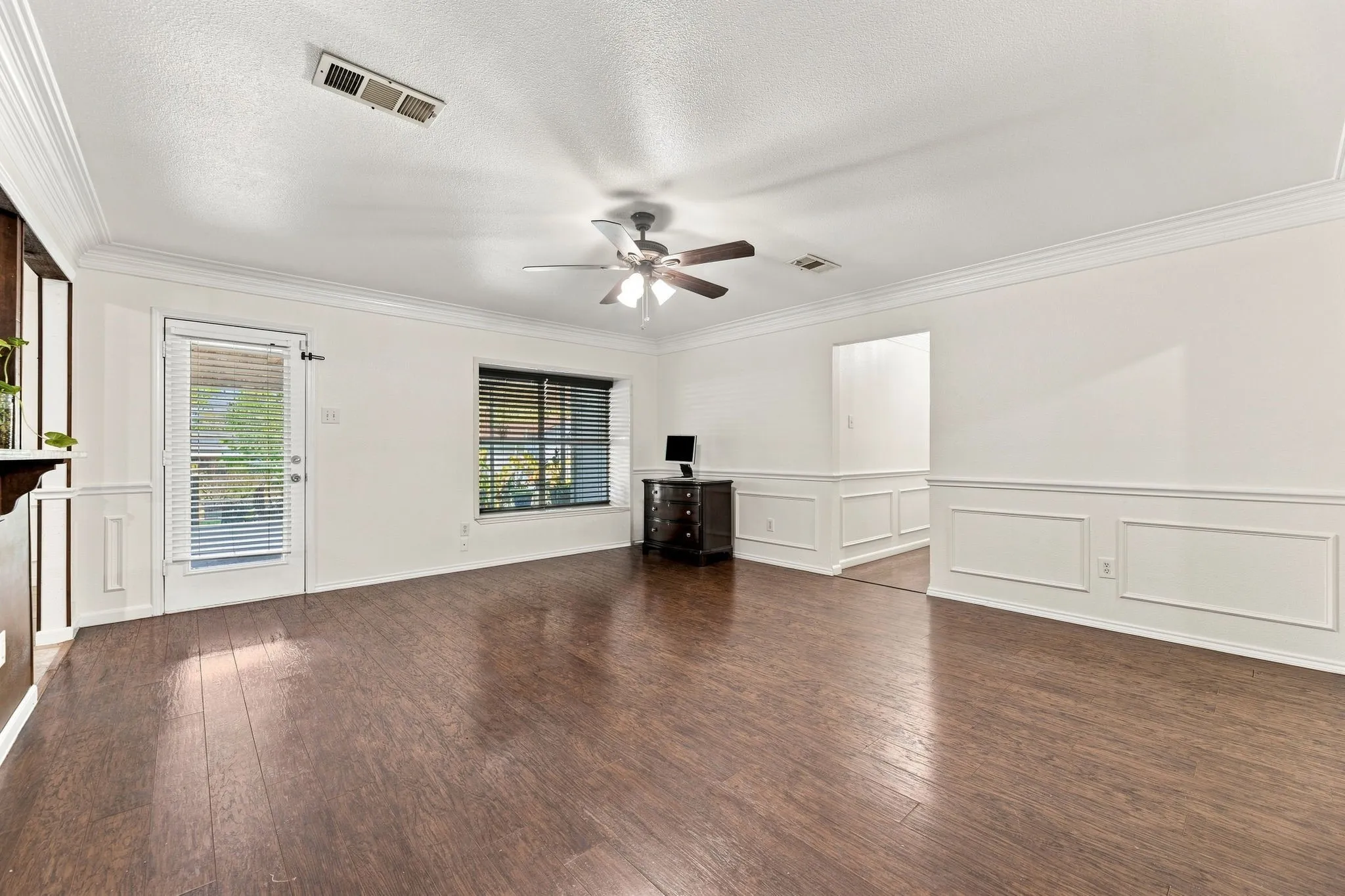 Single Family Residence For Sale in Tarrant County , 2505 Cloverdale Street, Arlington, Texas 76010, 3 Bedroom, 2 Bathroom, 2 Garage spaces, 1,444 Sqft, built in 2001, mls#21367351, Real Estate Agent in Arlington, Homes For Sale in Tarrant county, Homes For Sale in Arlington, Realtor in Arlington Texas, Real Estate Brokerage Independent Realty Texas, Luminita Cordes Realtor