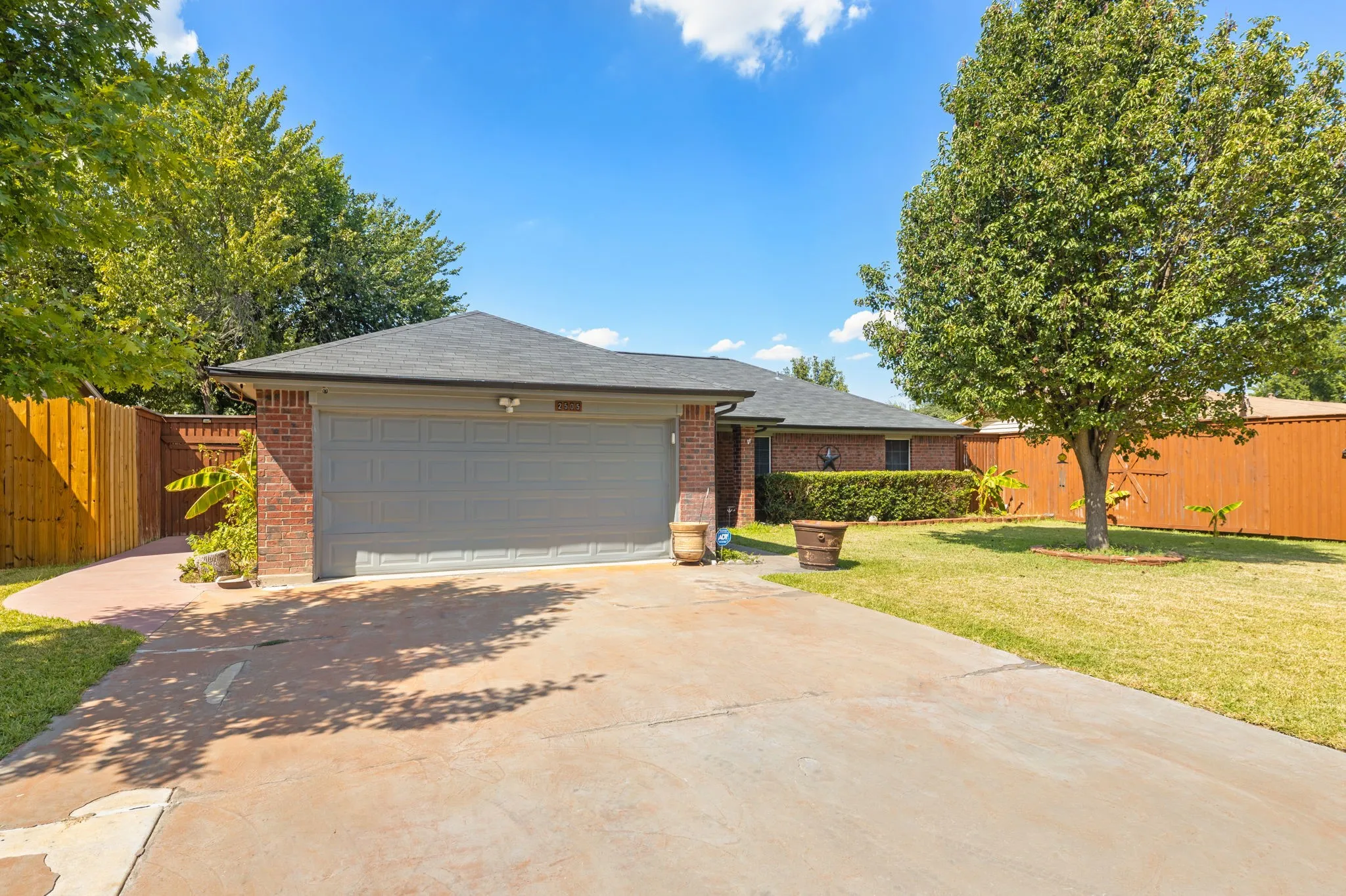 Single Family Residence For Sale in Tarrant County , 2505 Cloverdale Street, Arlington, Texas 76010, 3 Bedroom, 2 Bathroom, 2 Garage spaces, 1,444 Sqft, built in 2001, mls#21367351, Real Estate Agent in Arlington, Homes For Sale in Tarrant county, Homes For Sale in Arlington, Realtor in Arlington Texas, Real Estate Brokerage Independent Realty Texas, Luminita Cordes Realtor
