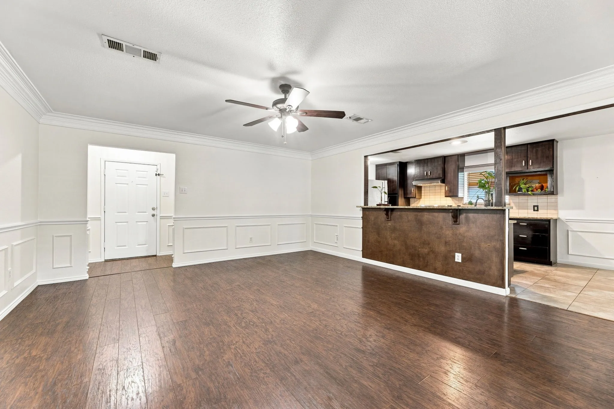 Single Family Residence For Sale in Tarrant County , 2505 Cloverdale Street, Arlington, Texas 76010, 3 Bedroom, 2 Bathroom, 2 Garage spaces, 1,444 Sqft, built in 2001, mls#21367351, Real Estate Agent in Arlington, Homes For Sale in Tarrant county, Homes For Sale in Arlington, Realtor in Arlington Texas, Real Estate Brokerage Independent Realty Texas, Luminita Cordes Realtor