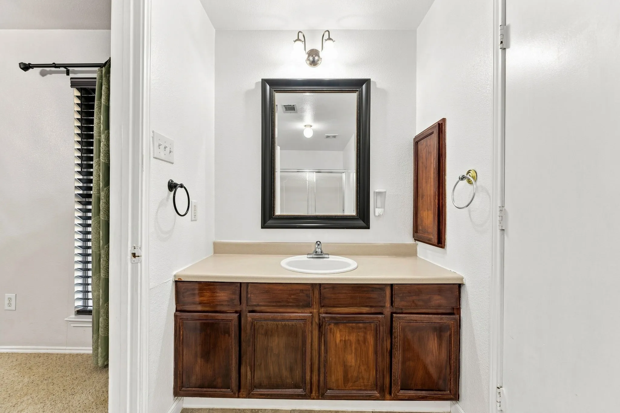 Single Family Residence For Sale in Tarrant County , 2505 Cloverdale Street, Arlington, Texas 76010, 3 Bedroom, 2 Bathroom, 2 Garage spaces, 1,444 Sqft, built in 2001, mls#21367351, Real Estate Agent in Arlington, Homes For Sale in Tarrant county, Homes For Sale in Arlington, Realtor in Arlington Texas, Real Estate Brokerage Independent Realty Texas, Luminita Cordes Realtor