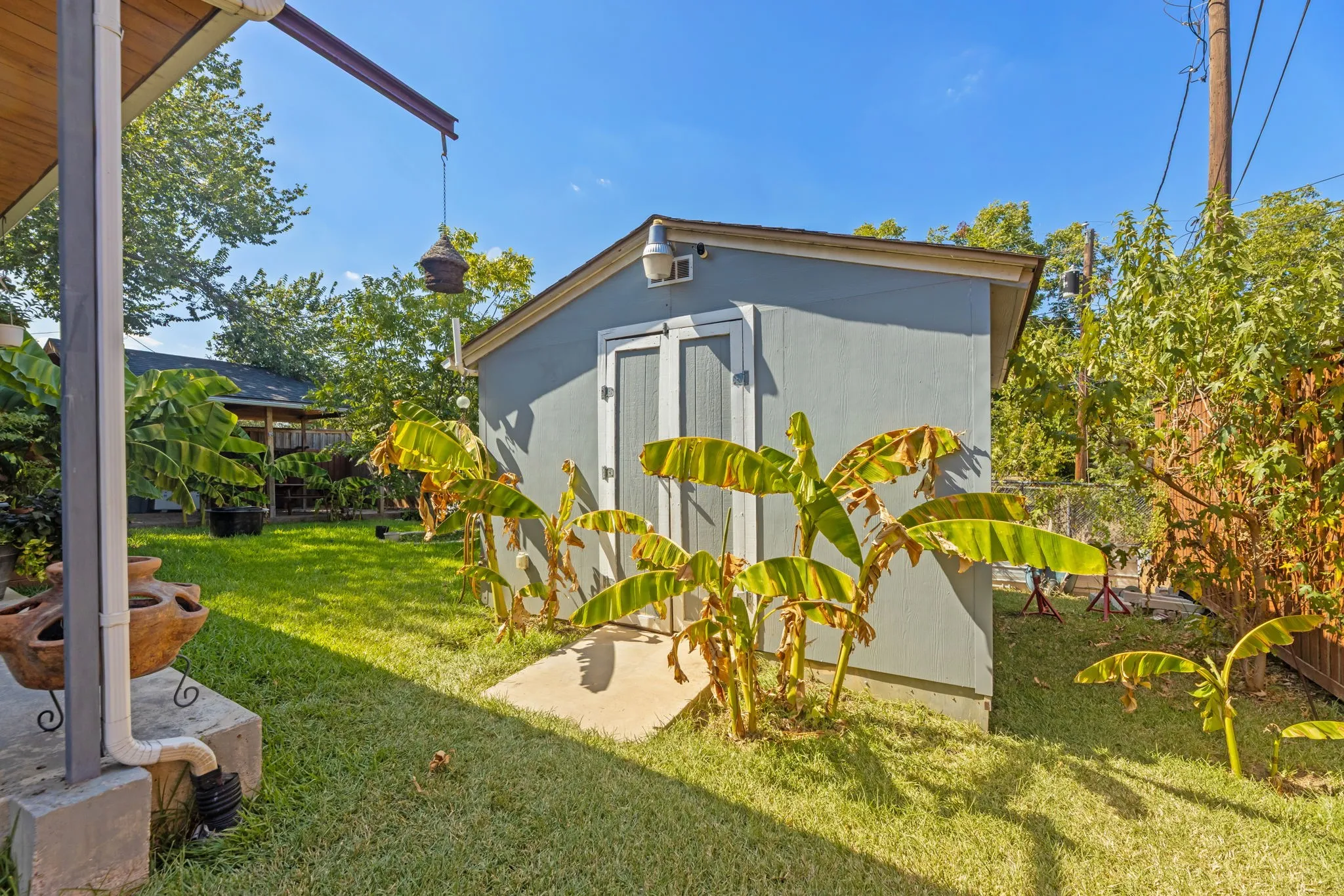 Single Family Residence For Sale in Tarrant County , 2505 Cloverdale Street, Arlington, Texas 76010, 3 Bedroom, 2 Bathroom, 2 Garage spaces, 1,444 Sqft, built in 2001, mls#21367351, Real Estate Agent in Arlington, Homes For Sale in Tarrant county, Homes For Sale in Arlington, Realtor in Arlington Texas, Real Estate Brokerage Independent Realty Texas, Luminita Cordes Realtor