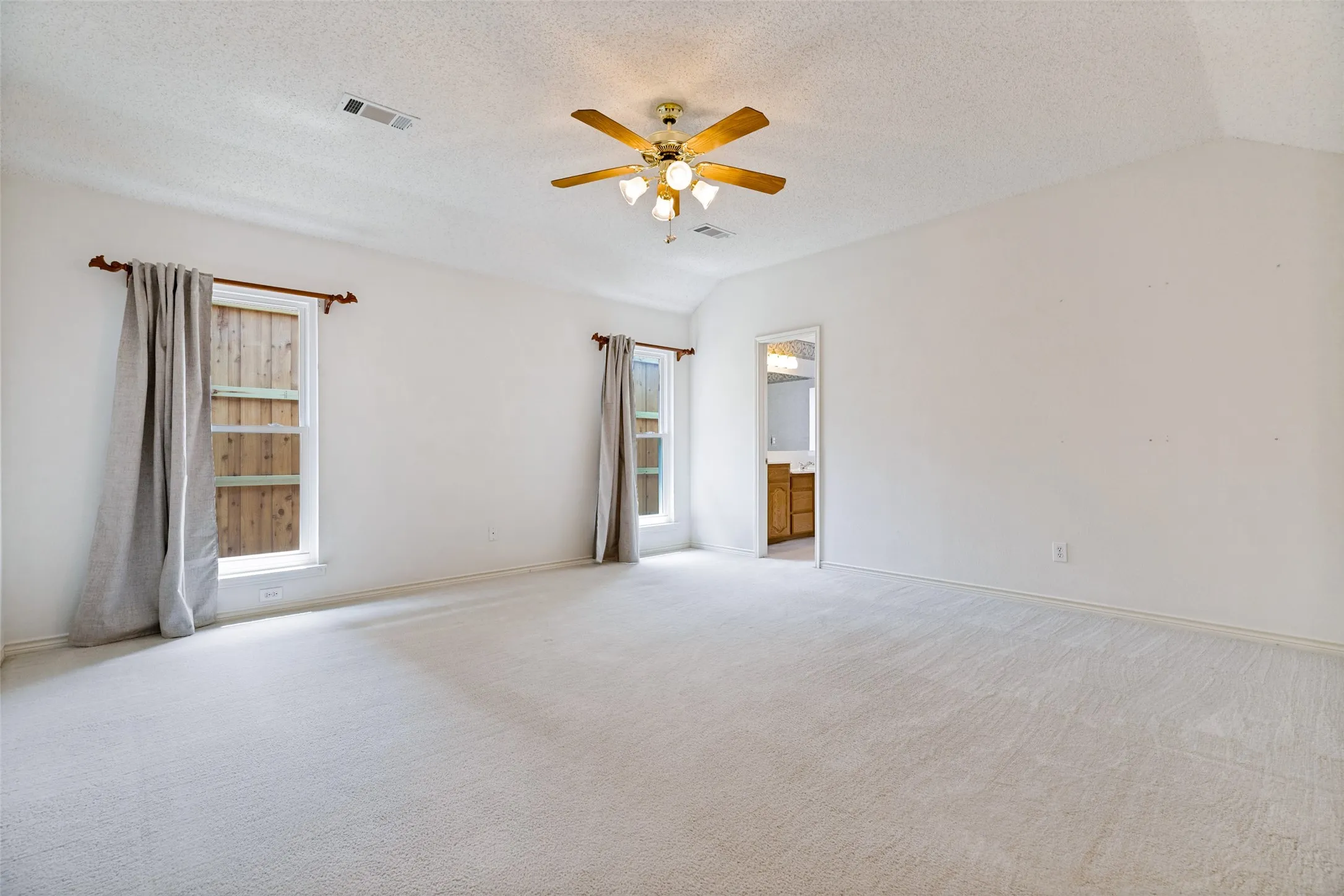 Single Family Residence For Sale in Collin County , 3528 Snapdragon Lane, Mc Kinney, Texas 75070, 4 Bedroom, 2 Bathroom, 2 Garage spaces, 2,224 Sqft, built in 1999, mls#21367057, Real Estate Agent in Mc Kinney, Homes For Sale in Collin county, Homes For Sale in Mc Kinney, Realtor in Mc Kinney Texas, Real Estate Brokerage Independent Realty Texas, Luminita Cordes Realtor