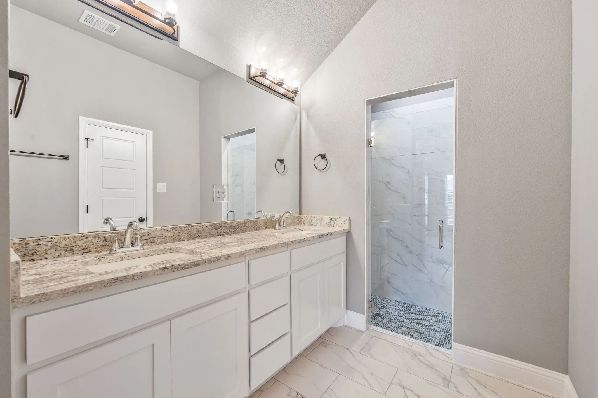 Single Family Residence For Rent in Parker County , 102 Clover Circle, Weatherford, Texas 76086, 3 Bedroom, 2 Bathroom, 2 Garage spaces, 1,623 Sqft, built in 2024, mls#21367142, Real Estate Agent in Weatherford, Homes For Rent in Parker county, Homes For Rent in Weatherford, Realtor in Weatherford Texas, Real Estate Brokerage Independent Realty Texas, Luminita Cordes Realtor