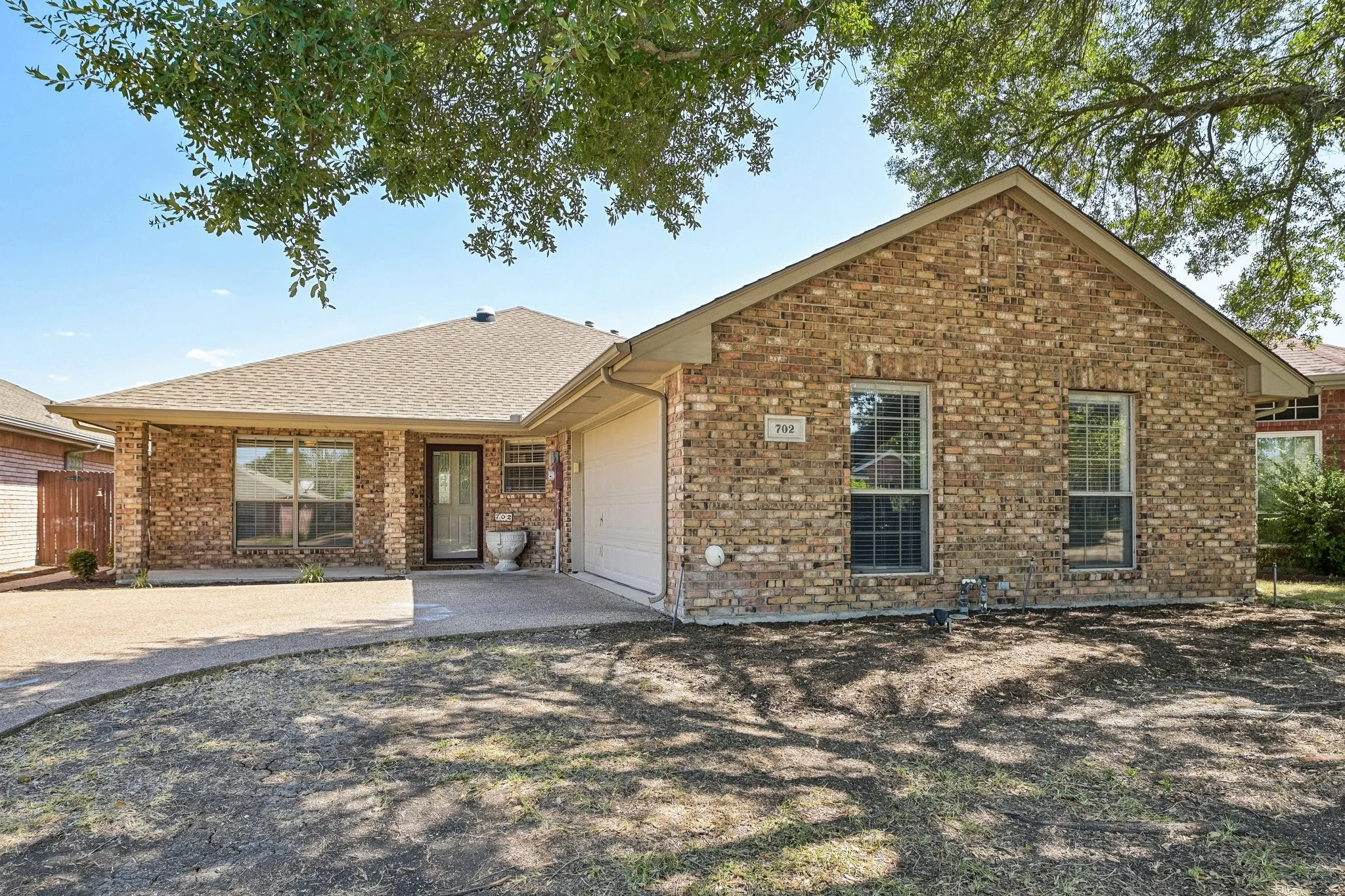 Single Family Residence For Sale in Ellis County , 702 Azalea Trail, Waxahachie, Texas 75165, 2 Bedroom, 2 Bathroom, 2 Garage spaces, 1,544 Sqft, built in 1999, mls#21367378, Real Estate Agent in Waxahachie, Homes For Sale in Ellis county, Homes For Sale in Waxahachie, Realtor in Waxahachie Texas, Real Estate Brokerage Independent Realty Texas, Luminita Cordes Realtor