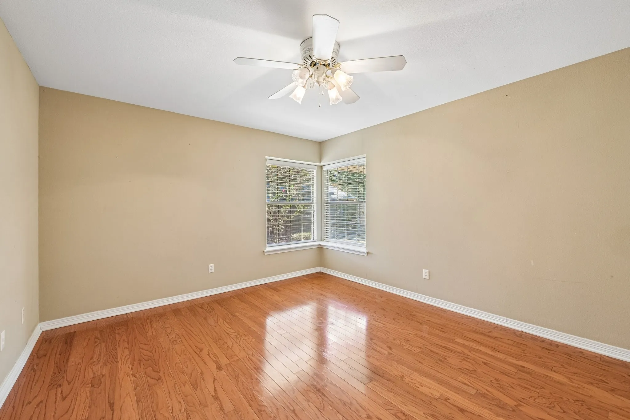 Single Family Residence For Sale in Ellis County , 702 Azalea Trail, Waxahachie, Texas 75165, 2 Bedroom, 2 Bathroom, 2 Garage spaces, 1,544 Sqft, built in 1999, mls#21367378, Real Estate Agent in Waxahachie, Homes For Sale in Ellis county, Homes For Sale in Waxahachie, Realtor in Waxahachie Texas, Real Estate Brokerage Independent Realty Texas, Luminita Cordes Realtor