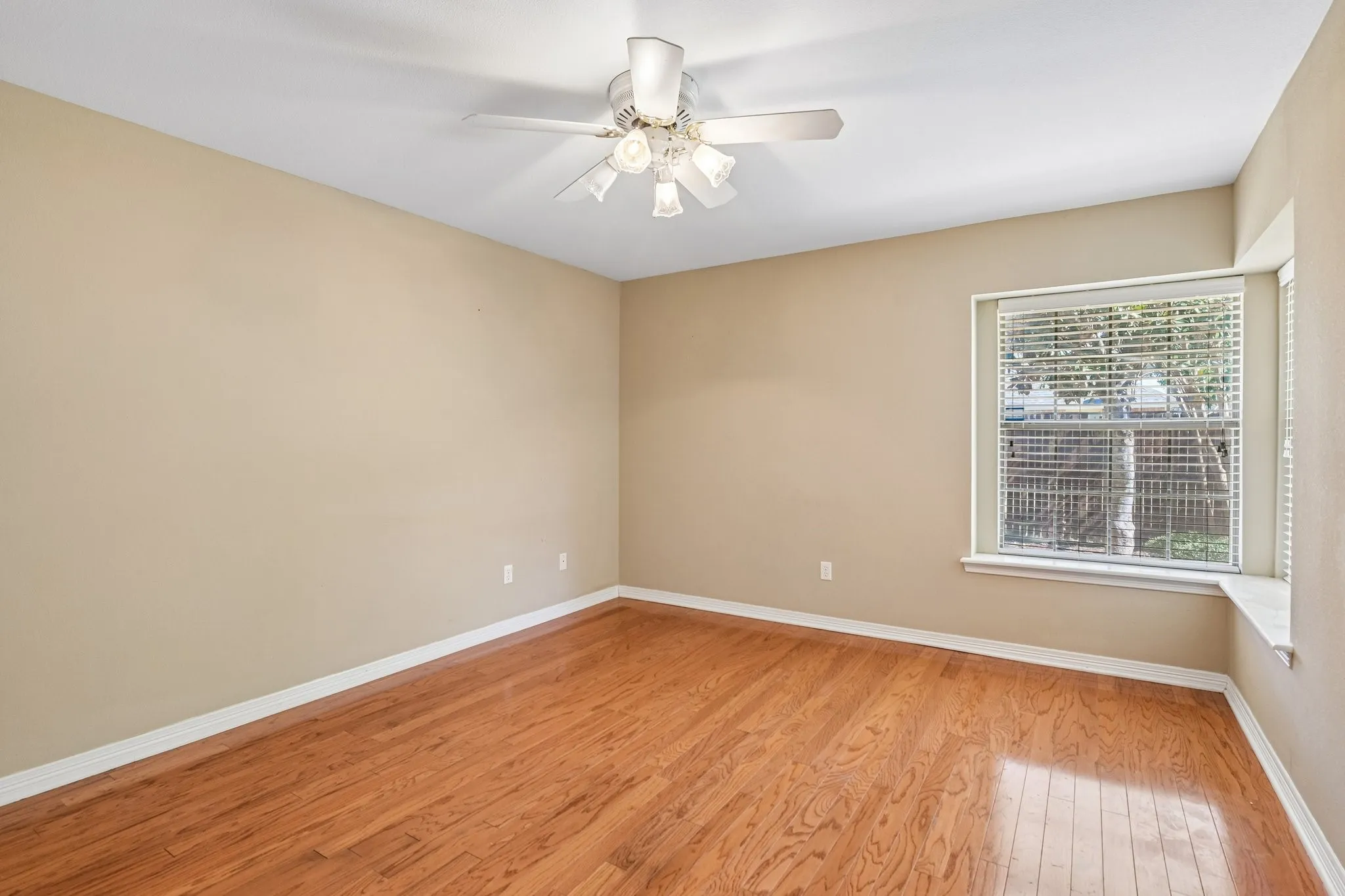 Single Family Residence For Sale in Ellis County , 702 Azalea Trail, Waxahachie, Texas 75165, 2 Bedroom, 2 Bathroom, 2 Garage spaces, 1,544 Sqft, built in 1999, mls#21367378, Real Estate Agent in Waxahachie, Homes For Sale in Ellis county, Homes For Sale in Waxahachie, Realtor in Waxahachie Texas, Real Estate Brokerage Independent Realty Texas, Luminita Cordes Realtor