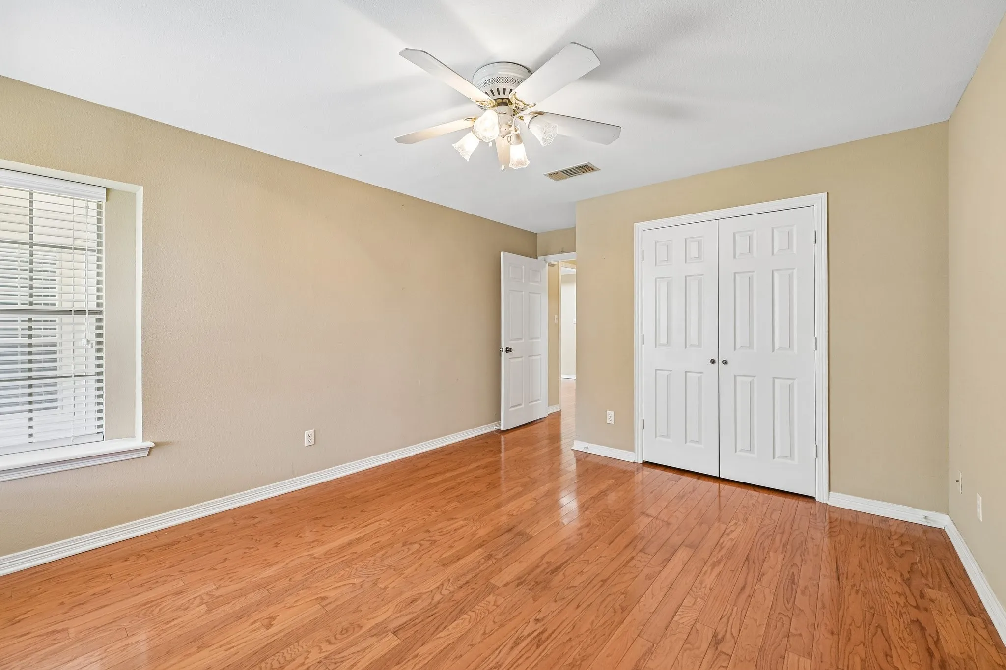 Single Family Residence For Sale in Ellis County , 702 Azalea Trail, Waxahachie, Texas 75165, 2 Bedroom, 2 Bathroom, 2 Garage spaces, 1,544 Sqft, built in 1999, mls#21367378, Real Estate Agent in Waxahachie, Homes For Sale in Ellis county, Homes For Sale in Waxahachie, Realtor in Waxahachie Texas, Real Estate Brokerage Independent Realty Texas, Luminita Cordes Realtor