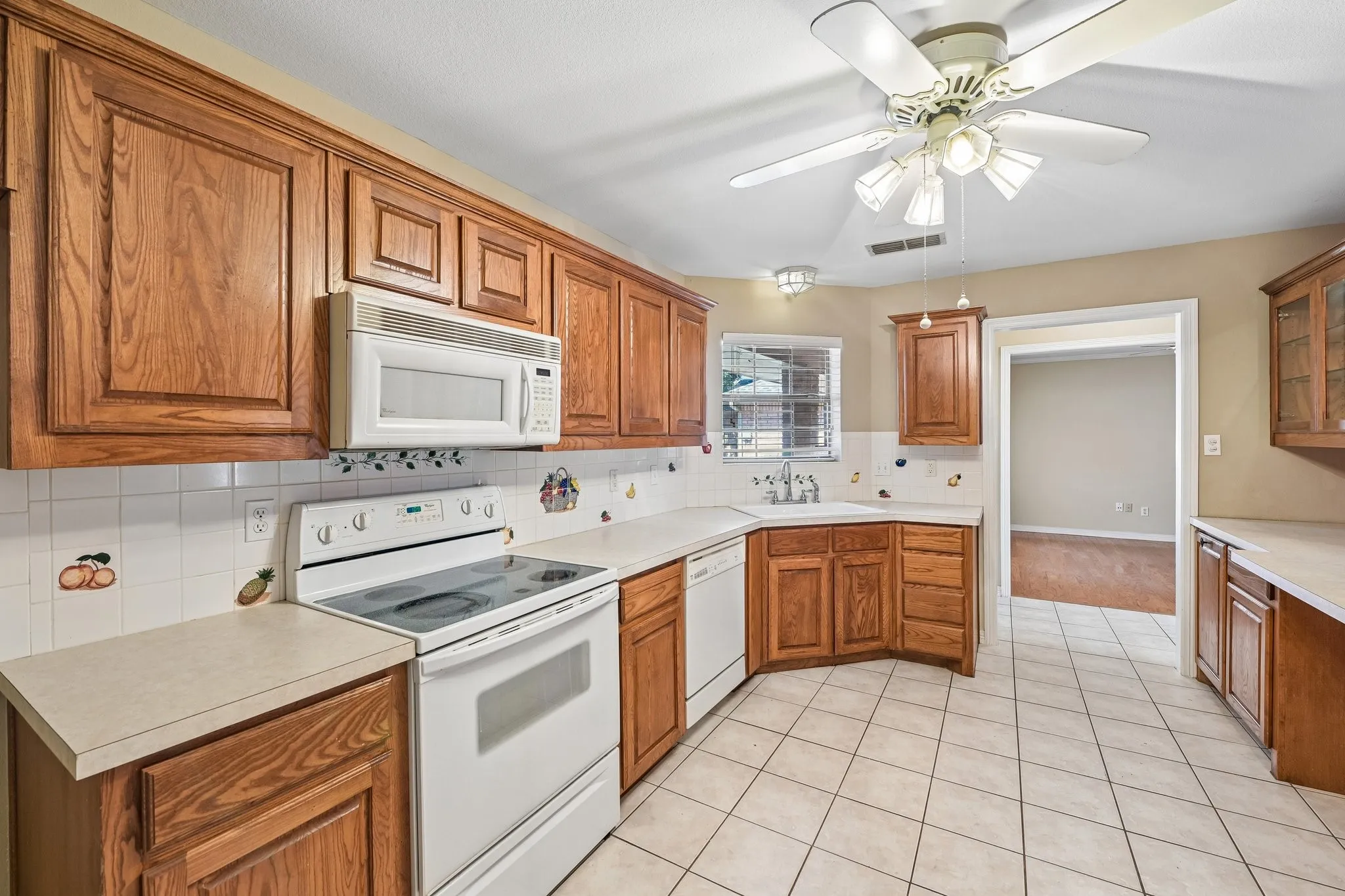 Single Family Residence For Sale in Ellis County , 702 Azalea Trail, Waxahachie, Texas 75165, 2 Bedroom, 2 Bathroom, 2 Garage spaces, 1,544 Sqft, built in 1999, mls#21367378, Real Estate Agent in Waxahachie, Homes For Sale in Ellis county, Homes For Sale in Waxahachie, Realtor in Waxahachie Texas, Real Estate Brokerage Independent Realty Texas, Luminita Cordes Realtor