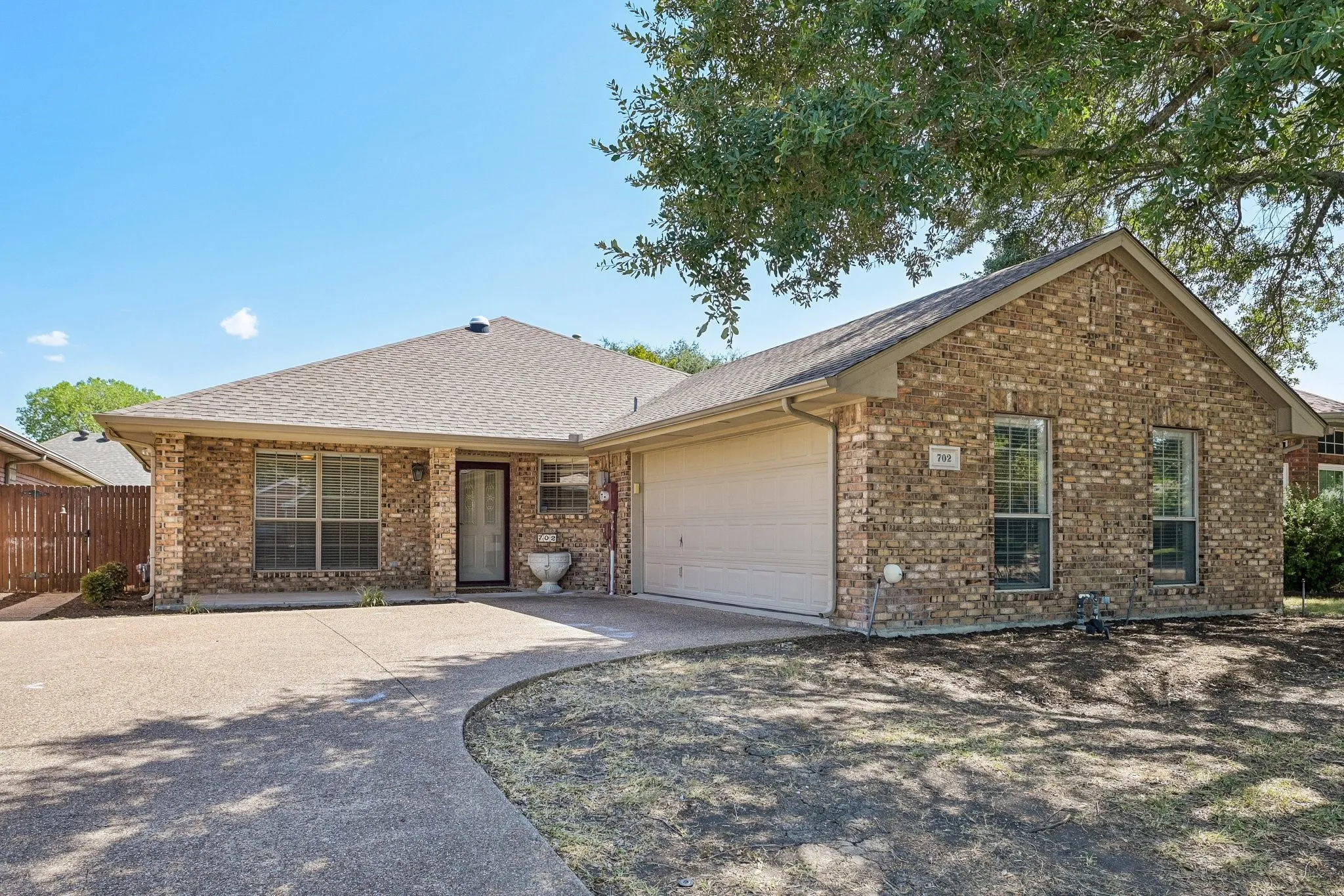 Single Family Residence For Sale in Ellis County , 702 Azalea Trail, Waxahachie, Texas 75165, 2 Bedroom, 2 Bathroom, 2 Garage spaces, 1,544 Sqft, built in 1999, mls#21367378, Real Estate Agent in Waxahachie, Homes For Sale in Ellis county, Homes For Sale in Waxahachie, Realtor in Waxahachie Texas, Real Estate Brokerage Independent Realty Texas, Luminita Cordes Realtor