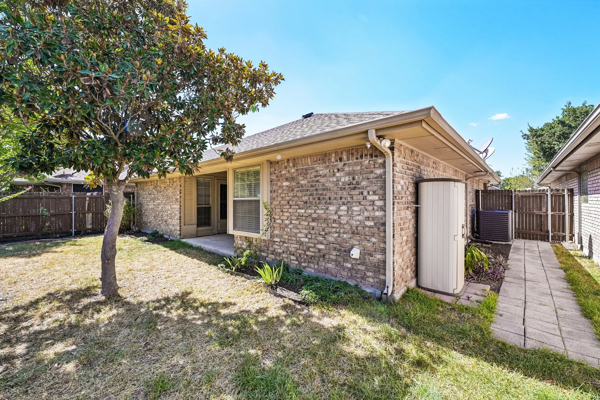 Single Family Residence For Sale in Ellis County , 702 Azalea Trail, Waxahachie, Texas 75165, 2 Bedroom, 2 Bathroom, 2 Garage spaces, 1,544 Sqft, built in 1999, mls#21367378, Real Estate Agent in Waxahachie, Homes For Sale in Ellis county, Homes For Sale in Waxahachie, Realtor in Waxahachie Texas, Real Estate Brokerage Independent Realty Texas, Luminita Cordes Realtor