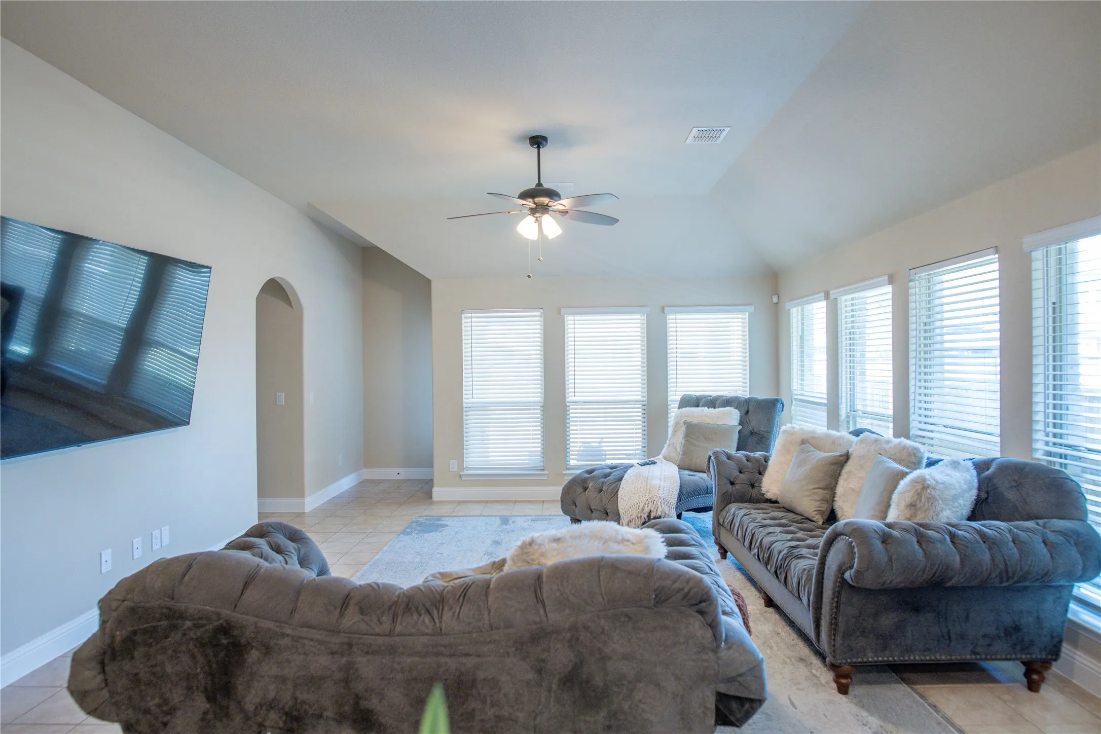 Single Family Residence For Sale in Denton County , 1305 Starlight Avenue, Aubrey, Texas 76227, 4 Bedroom, 3 Bathroom, 1 Garage spaces, 2,456 Sqft, built in 2020, mls#21355109, Real Estate Agent in Aubrey, Homes For Sale in Denton county, Homes For Sale in Aubrey, Realtor in Aubrey Texas, Real Estate Brokerage Independent Realty Texas, Luminita Cordes Realtor