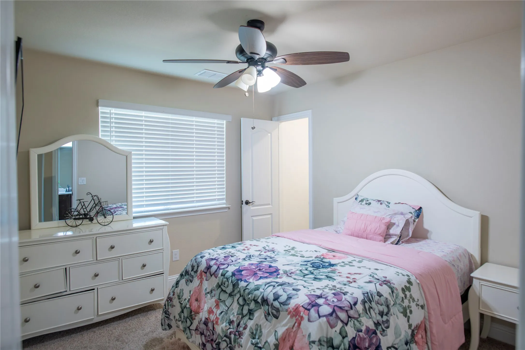 Single Family Residence For Sale in Denton County , 1305 Starlight Avenue, Aubrey, Texas 76227, 4 Bedroom, 3 Bathroom, 1 Garage spaces, 2,456 Sqft, built in 2020, mls#21355109, Real Estate Agent in Aubrey, Homes For Sale in Denton county, Homes For Sale in Aubrey, Realtor in Aubrey Texas, Real Estate Brokerage Independent Realty Texas, Luminita Cordes Realtor
