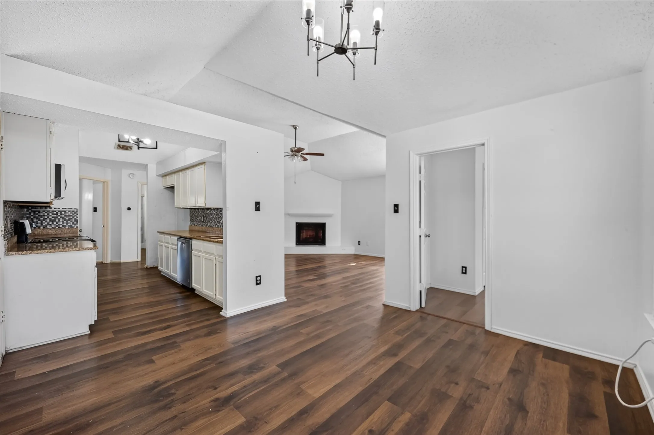Single Family Residence For Sale in Dallas County , 583 Kirkland Drive, Coppell, Texas 75019, 3 Bedroom, 2 Bathroom, 1 Garage spaces, 1,425 Sqft, built in 1984, mls#21357144, Real Estate Agent in Coppell, Homes For Sale in Dallas county, Homes For Sale in Coppell, Realtor in Coppell Texas, Real Estate Brokerage Independent Realty Texas, Luminita Cordes Realtor