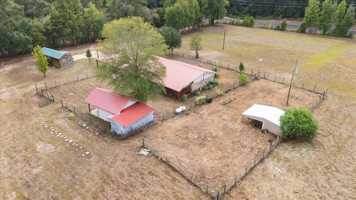 Single Family Residence For Sale in Upshur County , 5015 726, Gilmer, Texas 75645, 4 Bedroom, 2 Bathroom, Garage spaces, 2,600 Sqft, built in 1978, mls#21367399, Real Estate Agent in Gilmer, Homes For Sale in Upshur county, Homes For Sale in Gilmer, Realtor in Gilmer Texas, Real Estate Brokerage Independent Realty Texas, Luminita Cordes Realtor