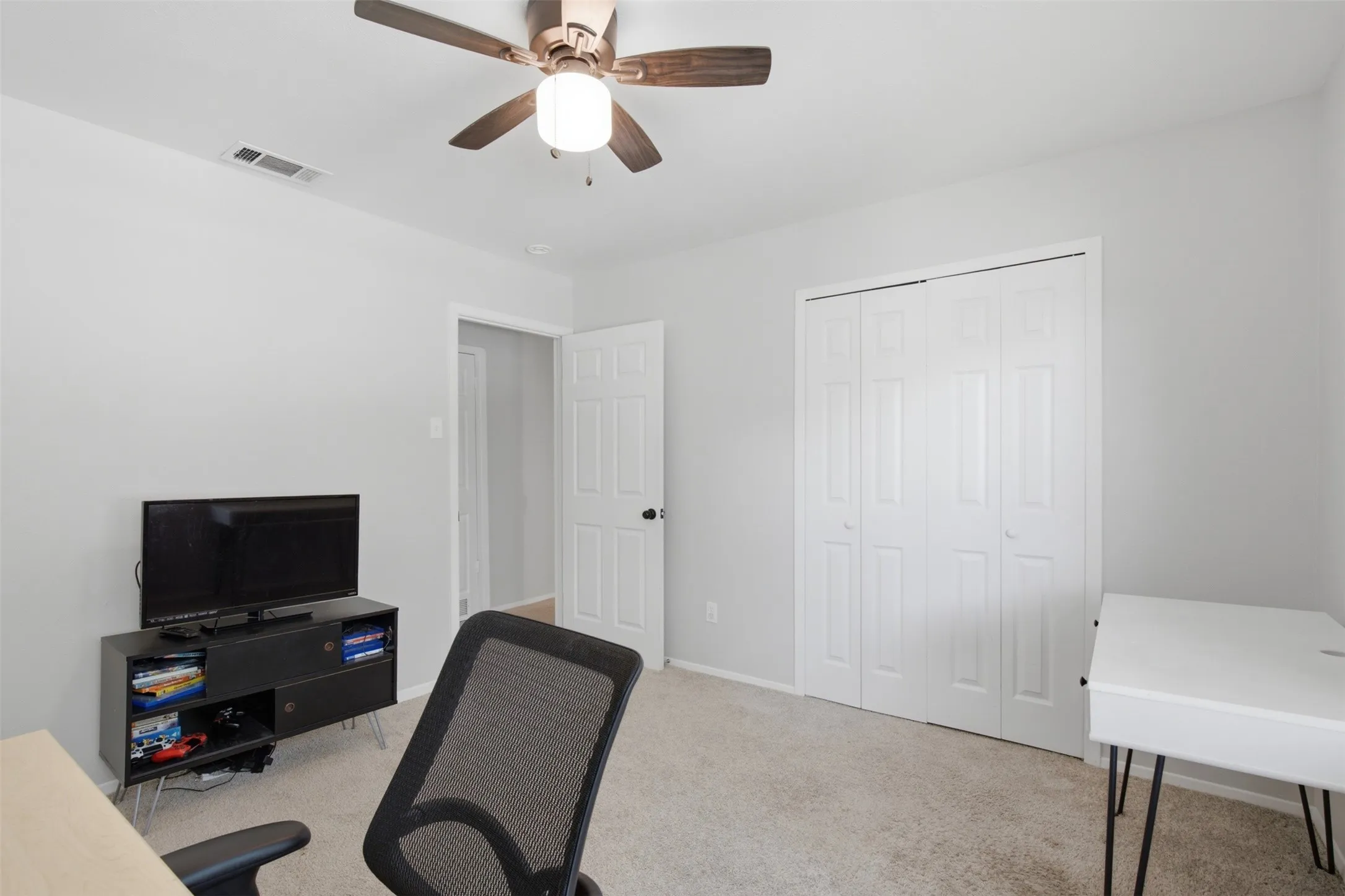 Single Family Residence For Sale in Dallas County , 13231 Veronica Road, Farmers Branch, Texas 75234, 4 Bedroom, 3 Bathroom, 2 Garage spaces, 1,820 Sqft, built in 1963, mls#21367410, Real Estate Agent in Farmers Branch, Homes For Sale in Dallas county, Homes For Sale in Farmers Branch, Realtor in Farmers Branch Texas, Real Estate Brokerage Independent Realty Texas, Luminita Cordes Realtor