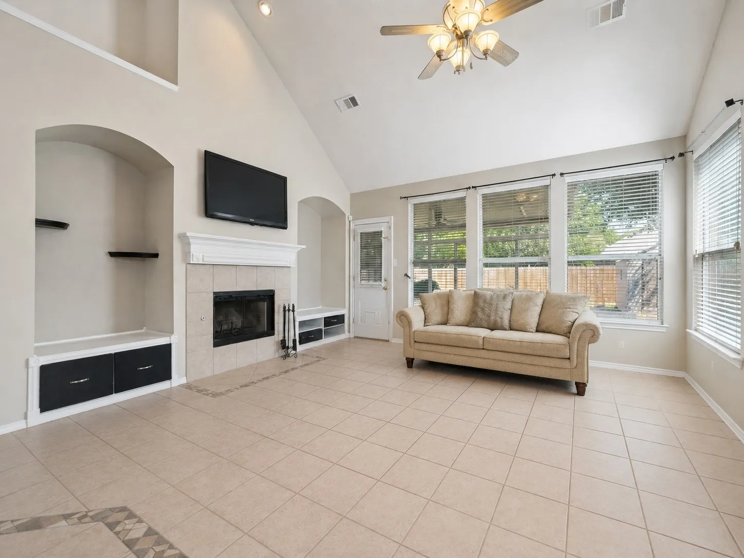 Single Family Residence For Sale in Denton County , 4205 Creek Falls Drive, Corinth, Texas 76208, 4 Bedroom, 3 Bathroom, 2 Garage spaces, 2,821 Sqft, built in 2002, mls#21363217, Real Estate Agent in Corinth, Homes For Sale in Denton county, Homes For Sale in Corinth, Realtor in Corinth Texas, Real Estate Brokerage Independent Realty Texas, Luminita Cordes Realtor