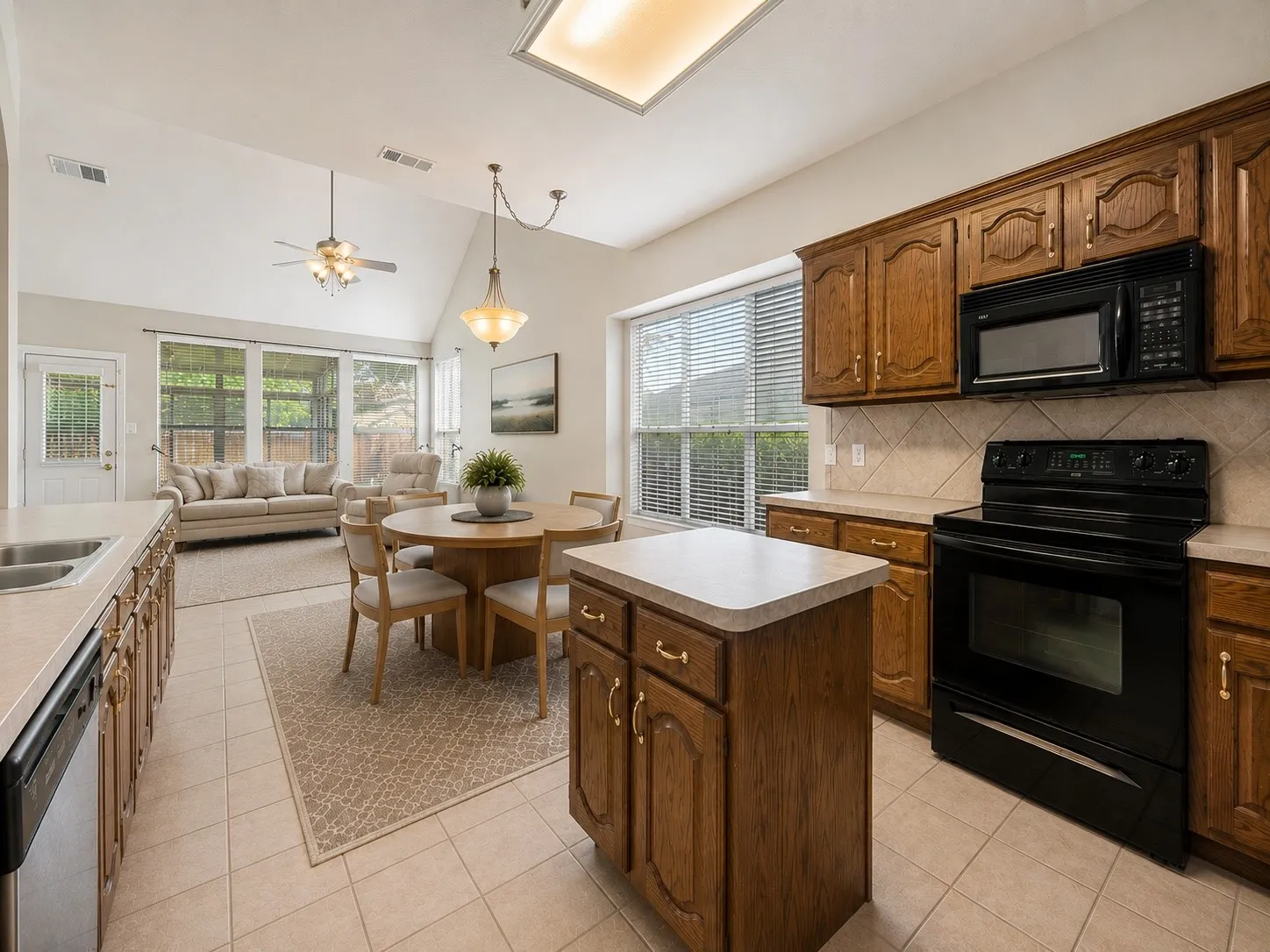 Single Family Residence For Sale in Denton County , 4205 Creek Falls Drive, Corinth, Texas 76208, 4 Bedroom, 3 Bathroom, 2 Garage spaces, 2,821 Sqft, built in 2002, mls#21363217, Real Estate Agent in Corinth, Homes For Sale in Denton county, Homes For Sale in Corinth, Realtor in Corinth Texas, Real Estate Brokerage Independent Realty Texas, Luminita Cordes Realtor