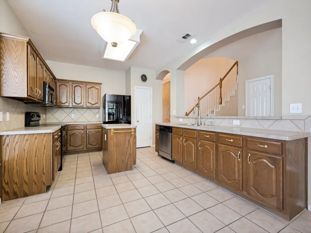 Single Family Residence For Sale in Denton County , 4205 Creek Falls Drive, Corinth, Texas 76208, 4 Bedroom, 3 Bathroom, 2 Garage spaces, 2,821 Sqft, built in 2002, mls#21363217, Real Estate Agent in Corinth, Homes For Sale in Denton county, Homes For Sale in Corinth, Realtor in Corinth Texas, Real Estate Brokerage Independent Realty Texas, Luminita Cordes Realtor
