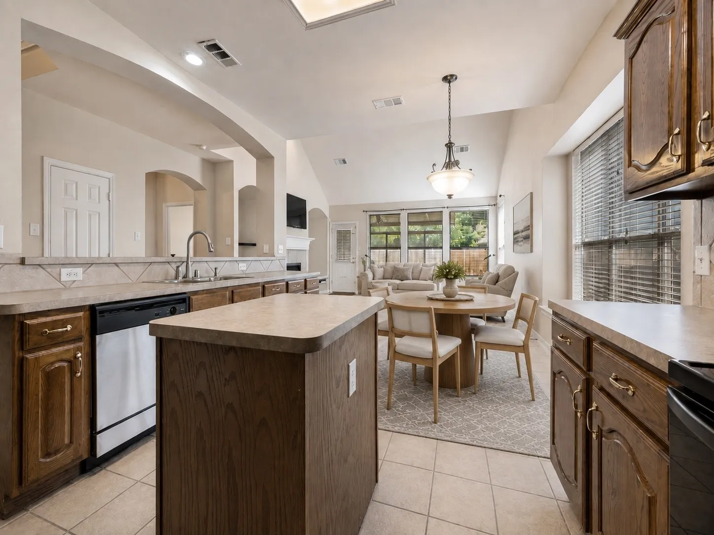 Single Family Residence For Sale in Denton County , 4205 Creek Falls Drive, Corinth, Texas 76208, 4 Bedroom, 3 Bathroom, 2 Garage spaces, 2,821 Sqft, built in 2002, mls#21363217, Real Estate Agent in Corinth, Homes For Sale in Denton county, Homes For Sale in Corinth, Realtor in Corinth Texas, Real Estate Brokerage Independent Realty Texas, Luminita Cordes Realtor