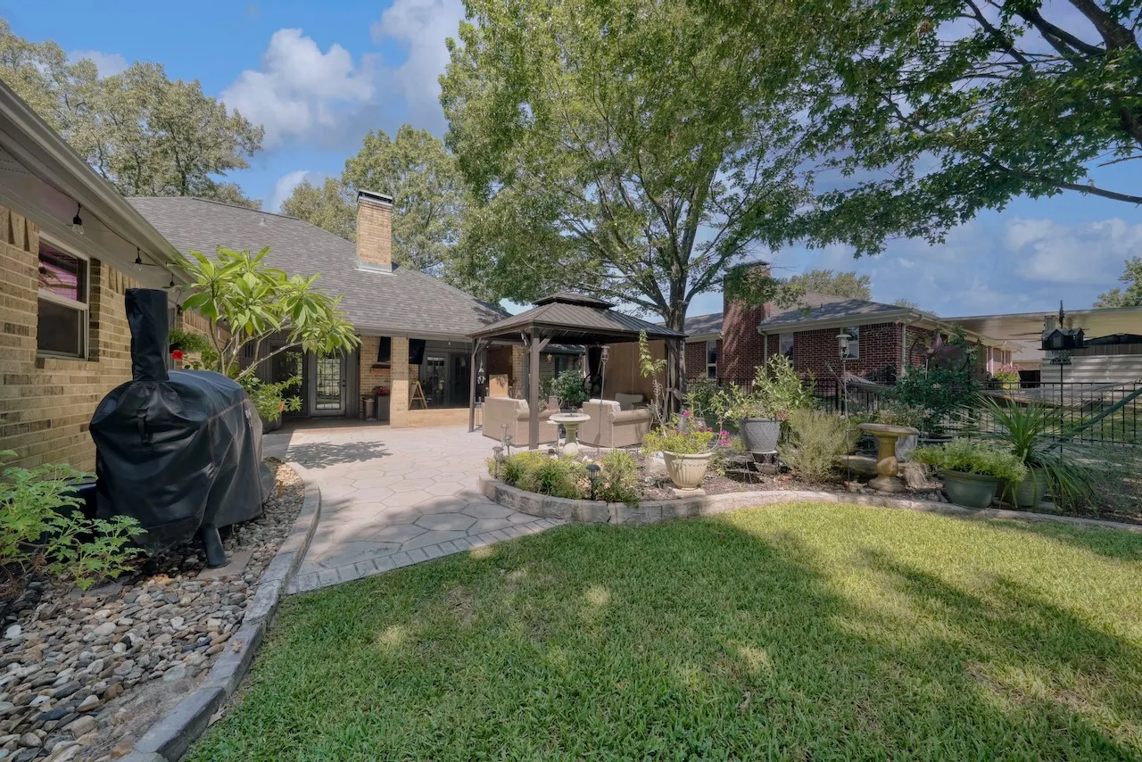 Single Family Residence For Sale in Smith County , 127 Clubview Drive, Hideaway, Texas 75771, 3 Bedroom, 2 Bathroom, 2 Garage spaces, 1,997 Sqft, built in 1992, mls#21365281, Real Estate Agent in Hideaway, Homes For Sale in Smith county, Homes For Sale in Hideaway, Realtor in Hideaway Texas, Real Estate Brokerage Independent Realty Texas, Luminita Cordes Realtor