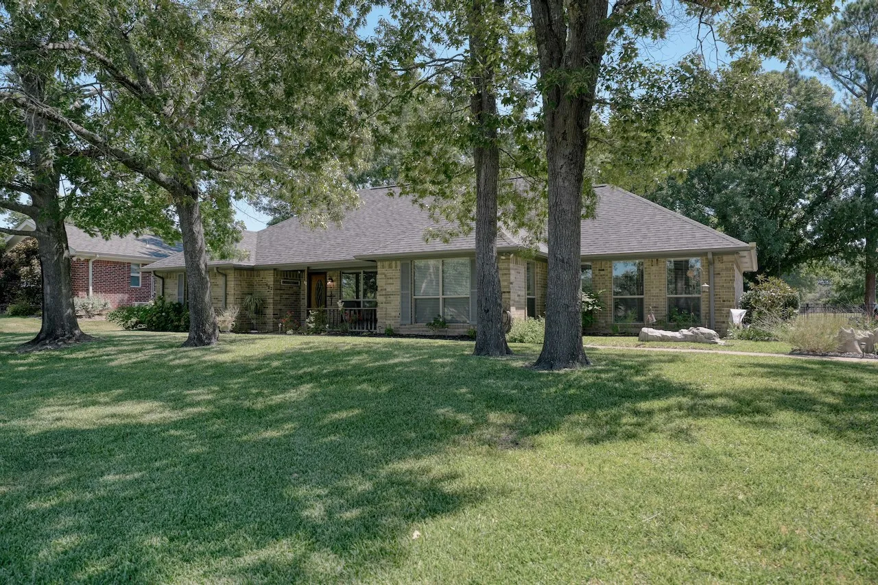 Single Family Residence For Sale in Smith County , 127 Clubview Drive, Hideaway, Texas 75771, 3 Bedroom, 2 Bathroom, 2 Garage spaces, 1,997 Sqft, built in 1992, mls#21365281, Real Estate Agent in Hideaway, Homes For Sale in Smith county, Homes For Sale in Hideaway, Realtor in Hideaway Texas, Real Estate Brokerage Independent Realty Texas, Luminita Cordes Realtor