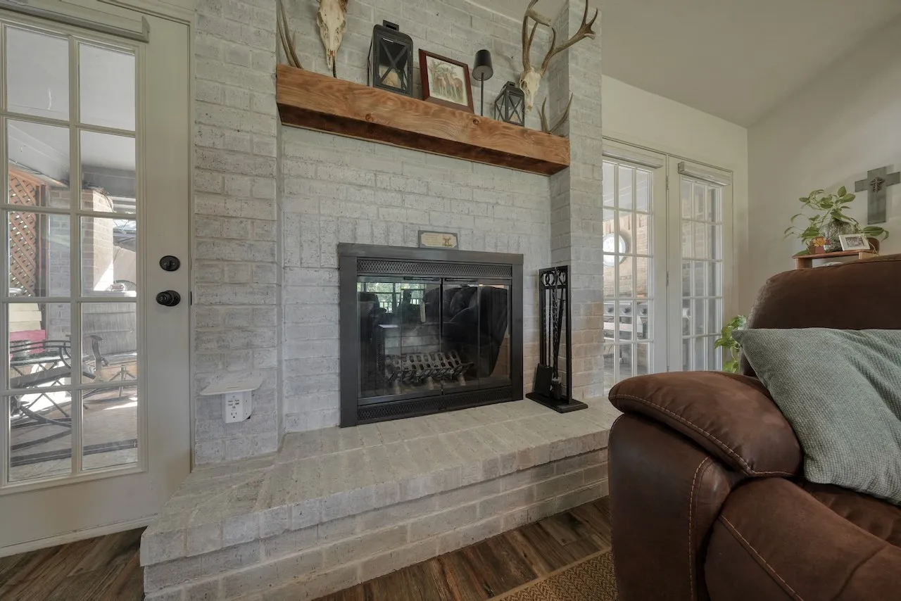 Single Family Residence For Sale in Smith County , 127 Clubview Drive, Hideaway, Texas 75771, 3 Bedroom, 2 Bathroom, 2 Garage spaces, 1,997 Sqft, built in 1992, mls#21365281, Real Estate Agent in Hideaway, Homes For Sale in Smith county, Homes For Sale in Hideaway, Realtor in Hideaway Texas, Real Estate Brokerage Independent Realty Texas, Luminita Cordes Realtor